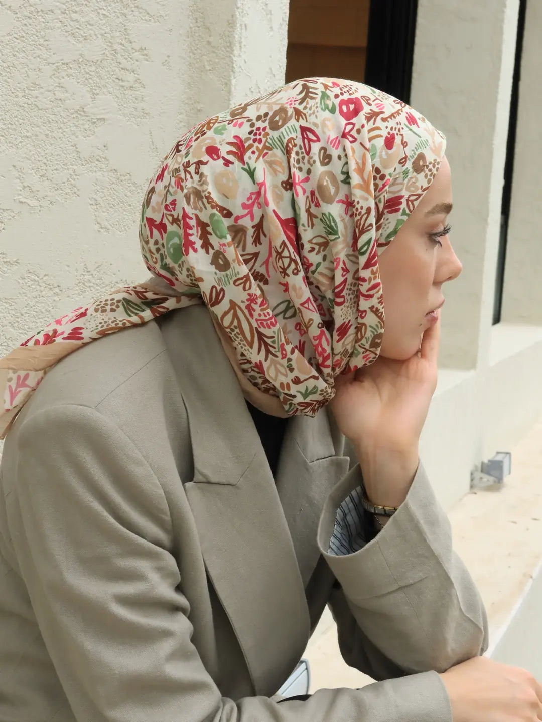 Doğal tonlarıyla öne çıkan kum beji-ekru flora desen bambu eşarp, hafif ve şık bir seçimdir.