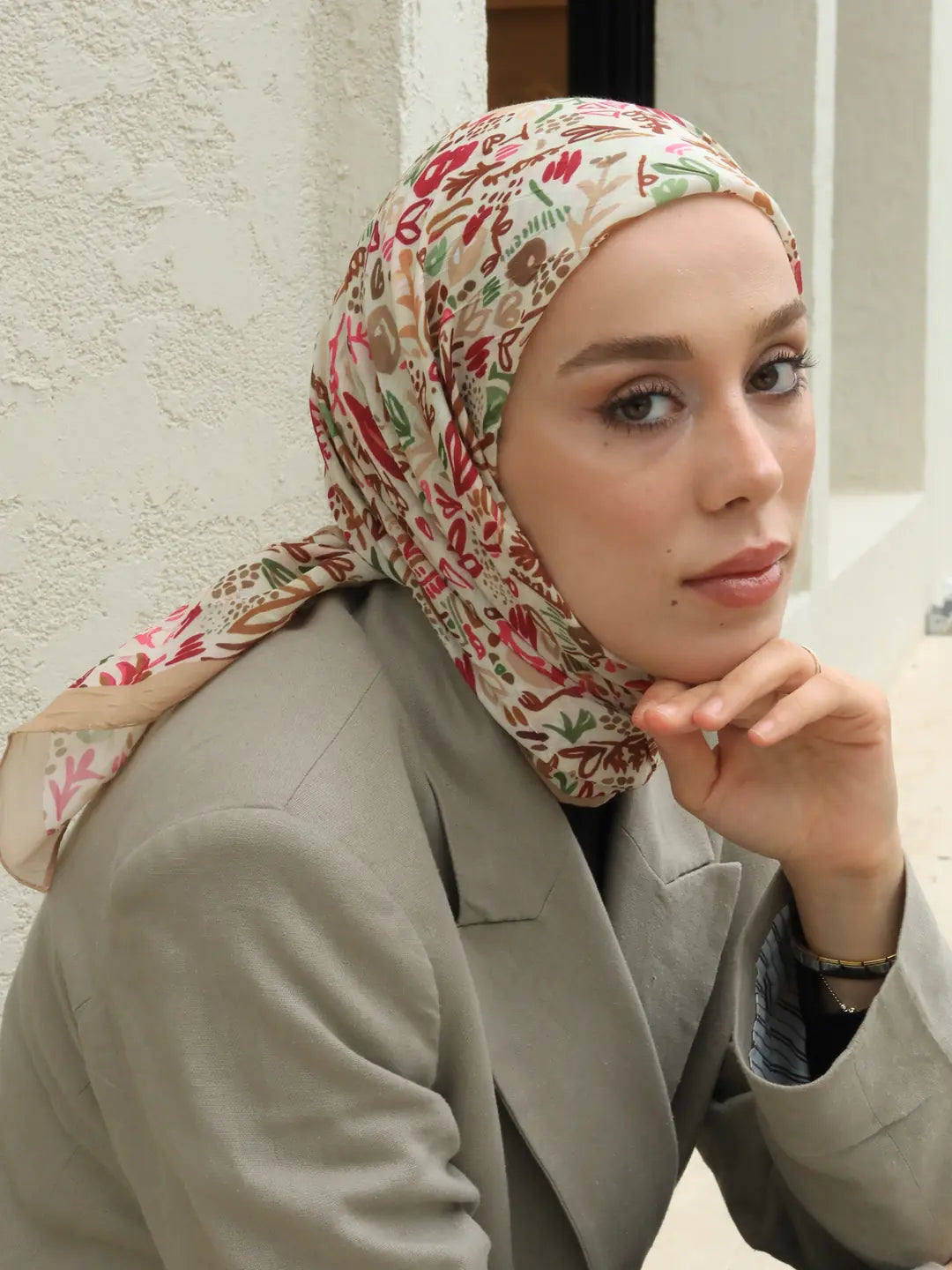 Kum beji-ekru modern flora desen bambu eşarp, zarif tasarımıyla doğal bir şıklık sunar.