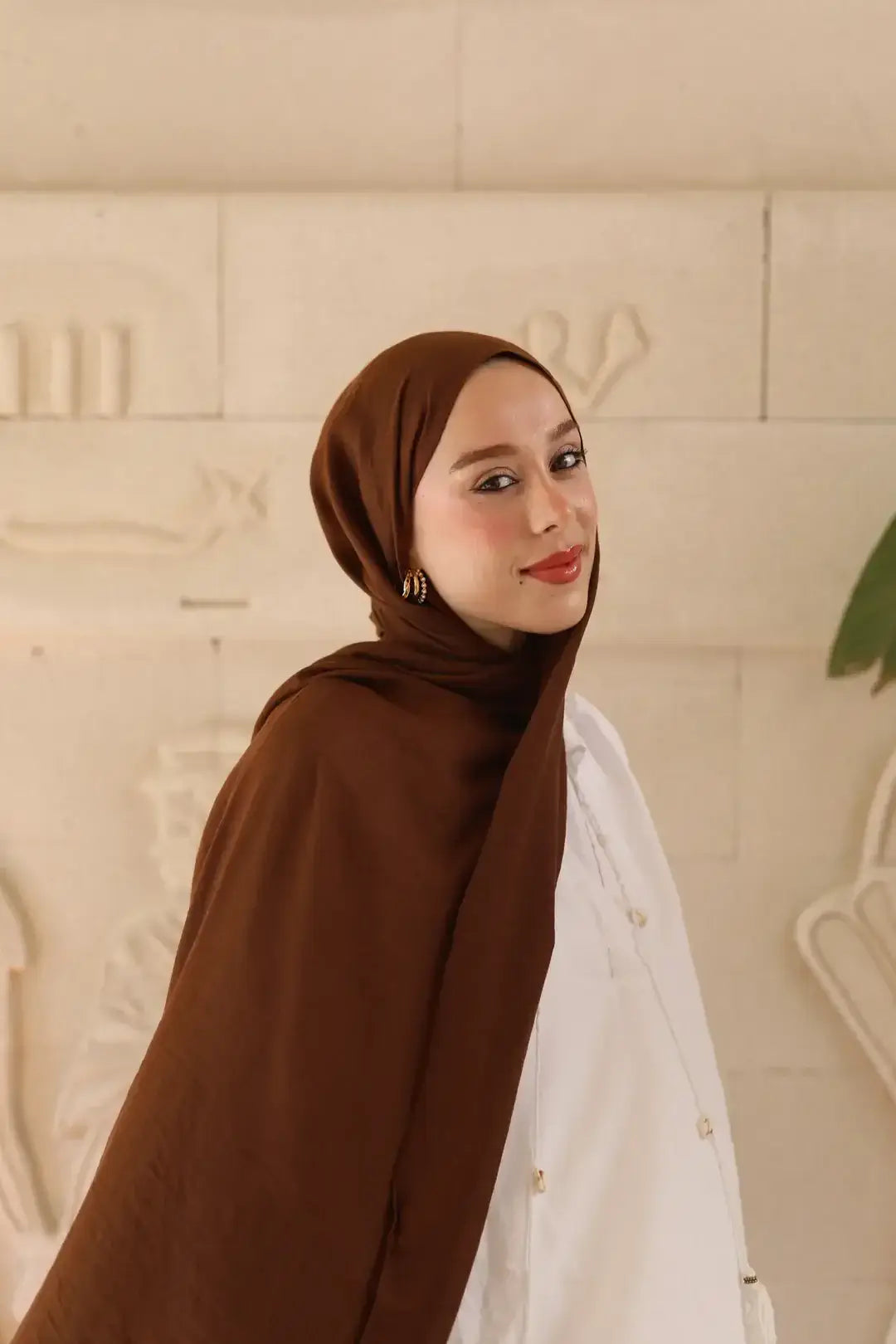 Kahverengi neo pamuk şal, modern tasarımı ve yumuşak dokusuyla doğal bir şıklık sunar.