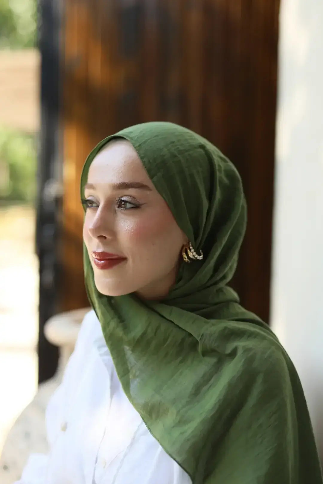Haki neo pamuk şal, modern tasarımı ve yumuşak dokusuyla doğal bir şıklık sunar.