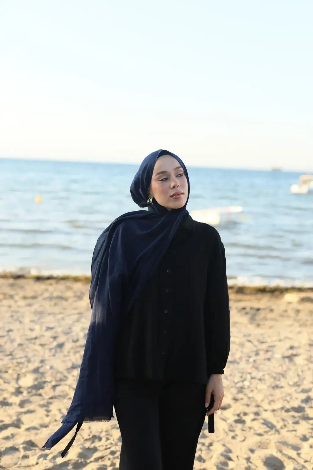 Lacivert neo pamuk şal, modern tasarımı ve yumuşak dokusuyla konforlu bir şıklık sunar.