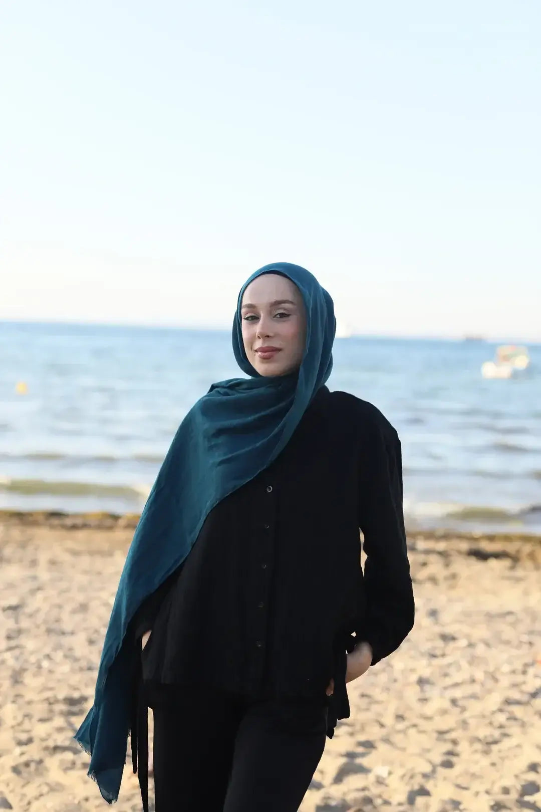 Koyu petrol neo pamuk şal, yumuşak dokusu ve nefes alabilen yapısıyla modern bir şıklık sunar.
