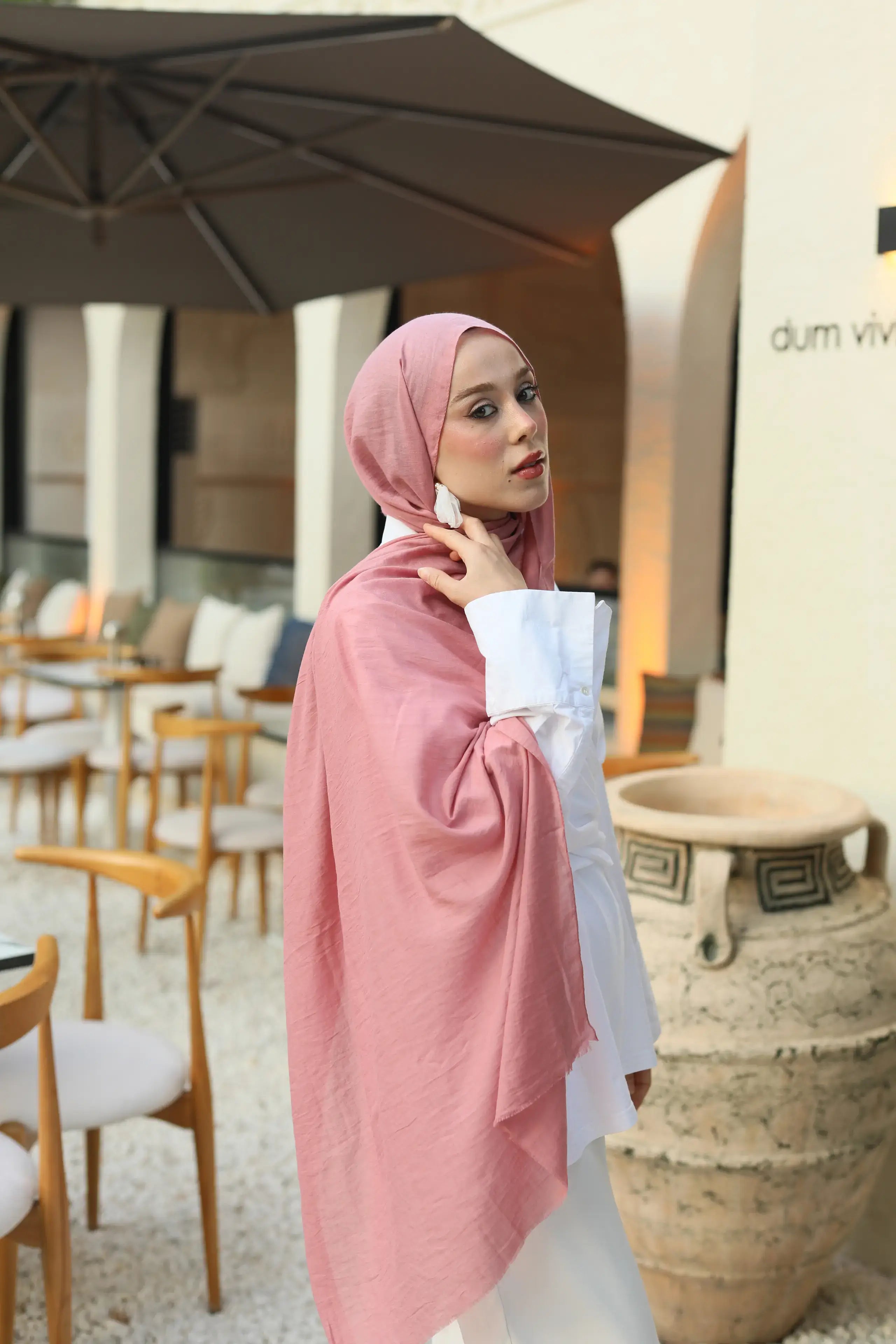 Modern ve konforlu pembe neo pamuk şal, feminen stilin şık tamamlayıcısıdır.