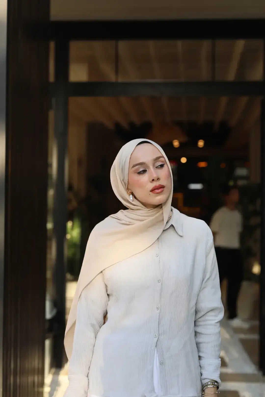 Modern ve konforlu iğde neo pamuk şal, sofistike tarzı tamamlayan şık bir seçimdir.