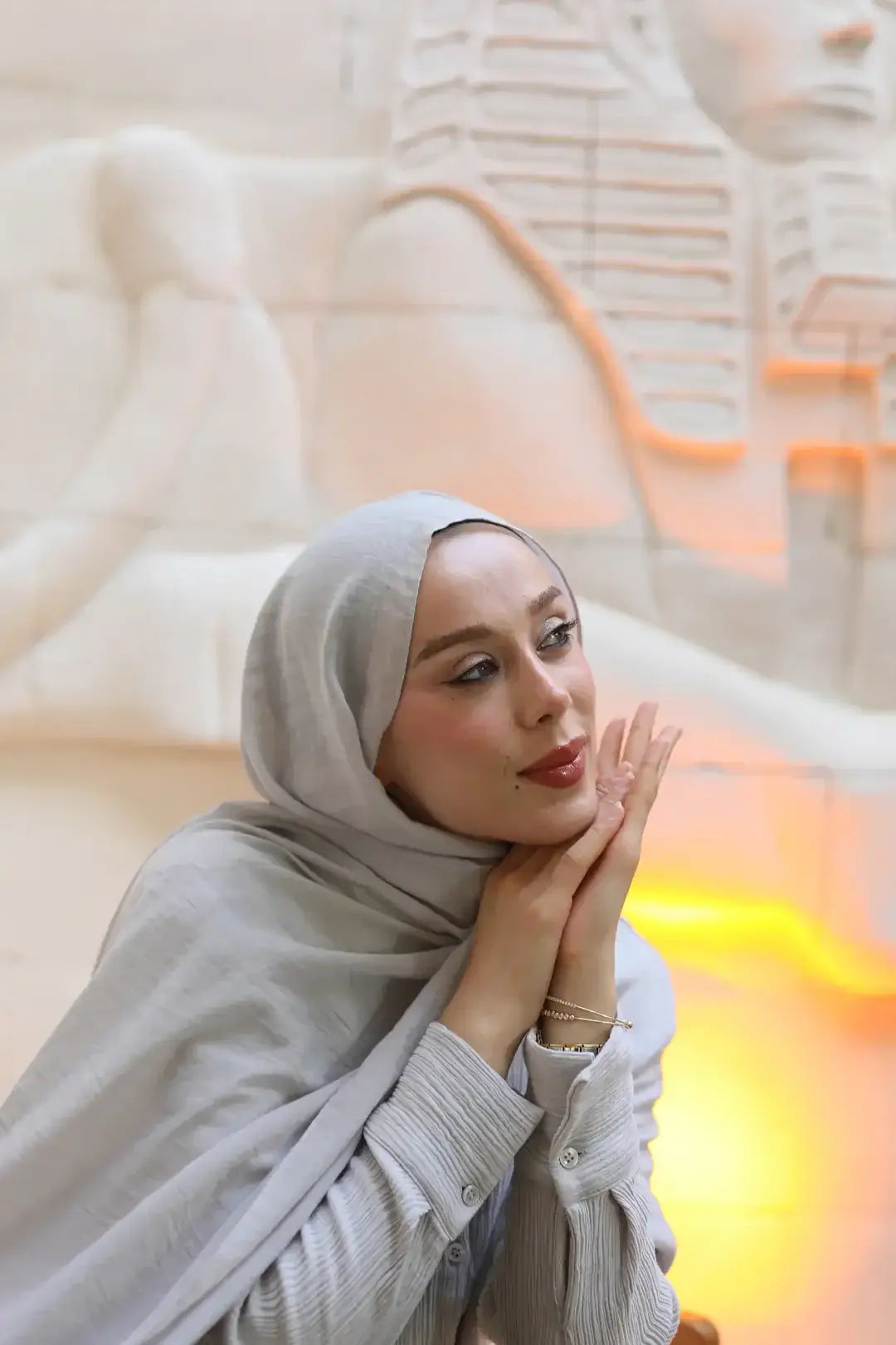 Gri buz neo pamuk şal, modern tasarımı ve hafif dokusuyla konforlu bir şıklık sunar.