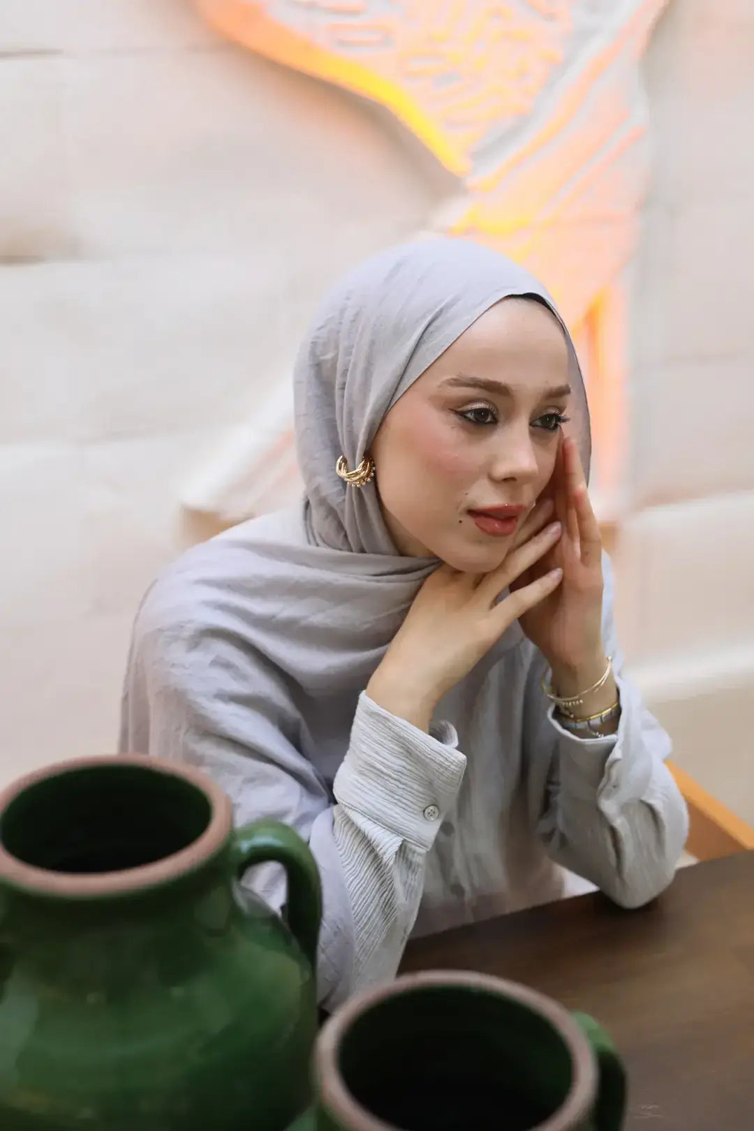 Neo pamuk şal serisinin açık gri tonu, günlük kombinlere sade ve sofistike bir hava katar.