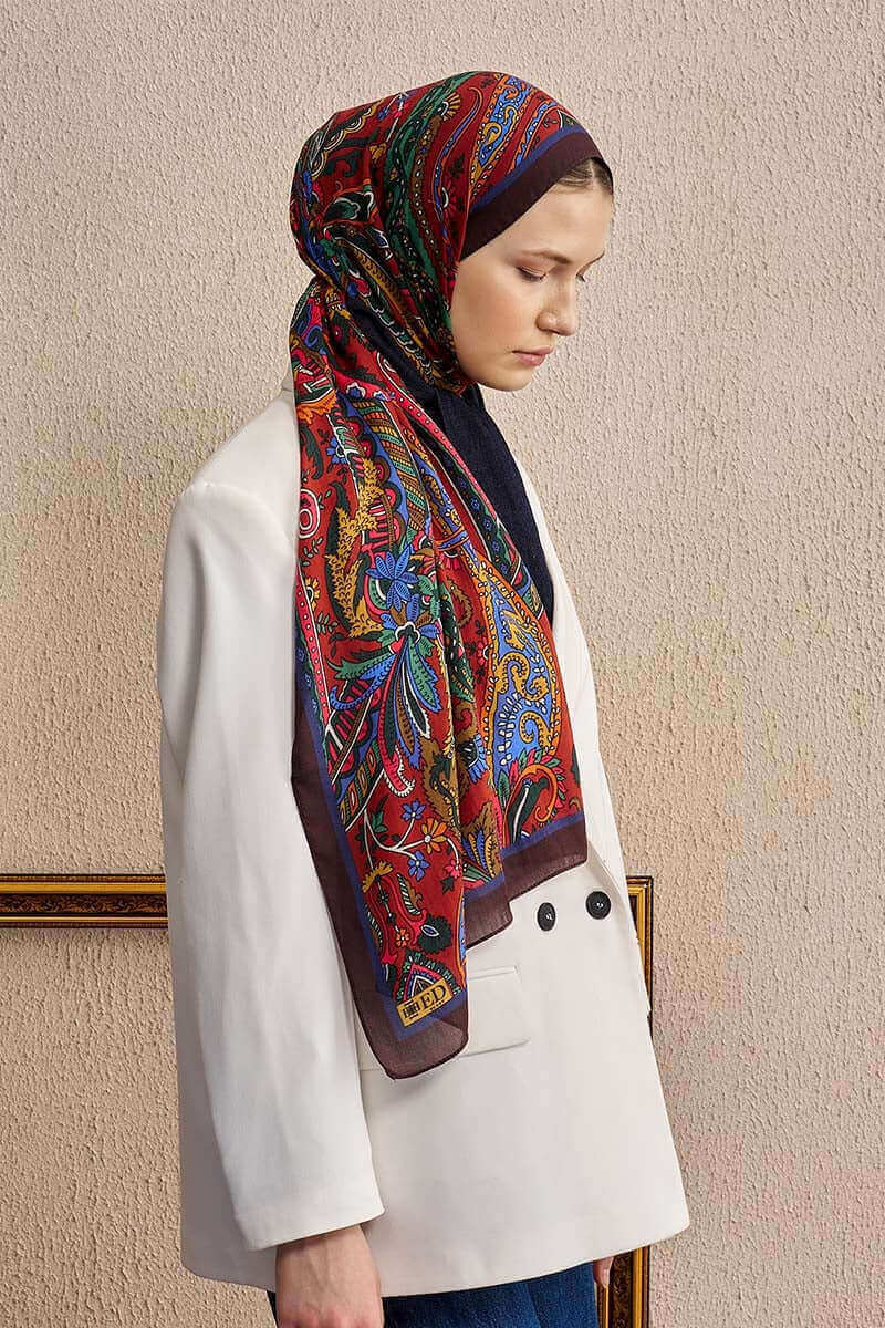 "Renkli etnik desenli pamuk ipek şal takmış kadın, beyaz ceketle yan profilden görüntüleniyor"