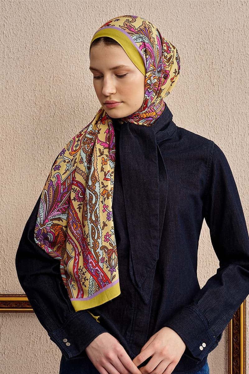 “Moda Nûda pamuk ipek eşarp – sarı zeminli etnik desenli şal, lacivert tunik ile kombinlenmiş şık ve sade stil”