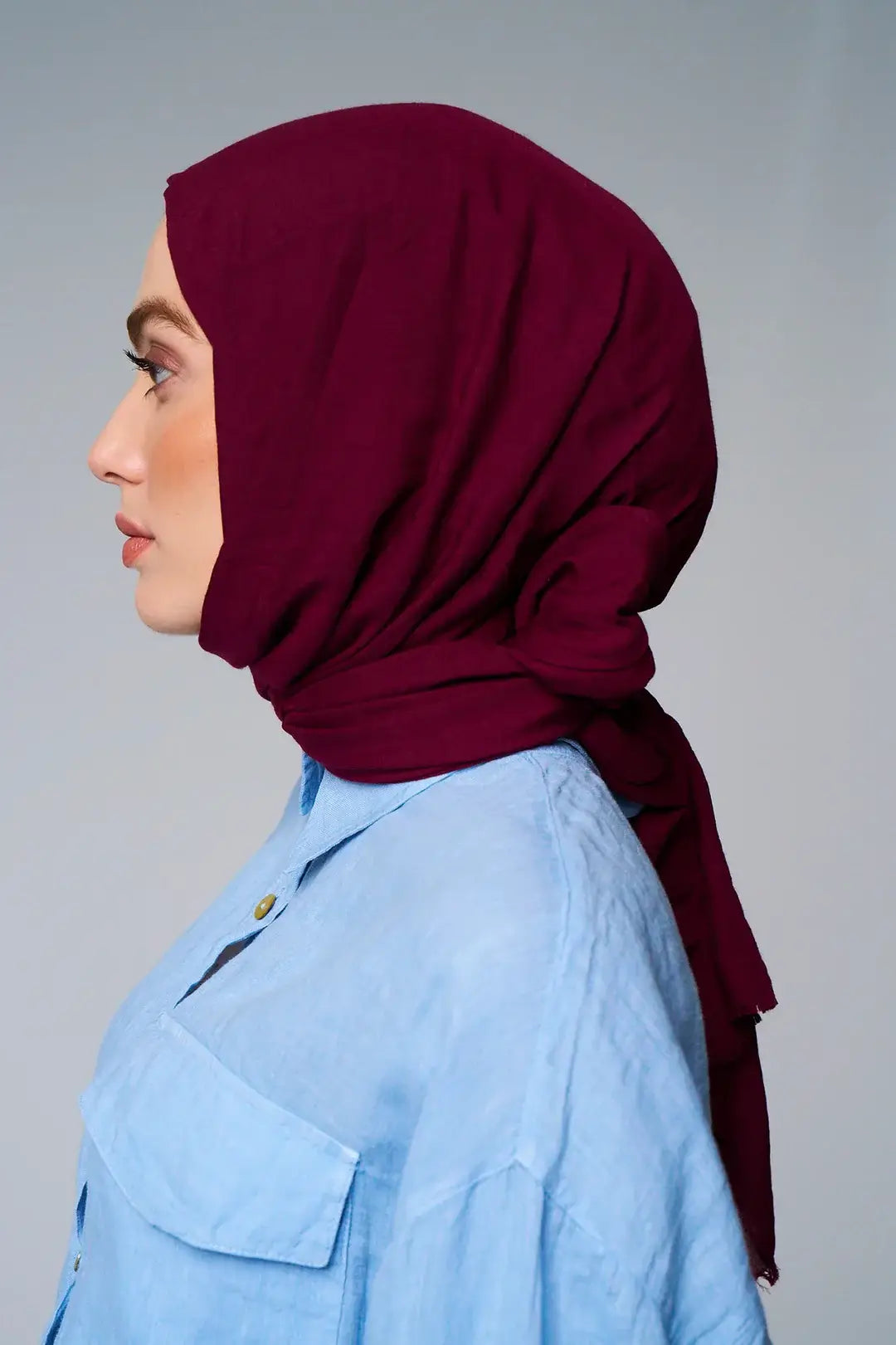 Modern ve konforlu bordo neo pamuk şal, stil sahibi görünümler için şık bir tamamlayıcıdır.