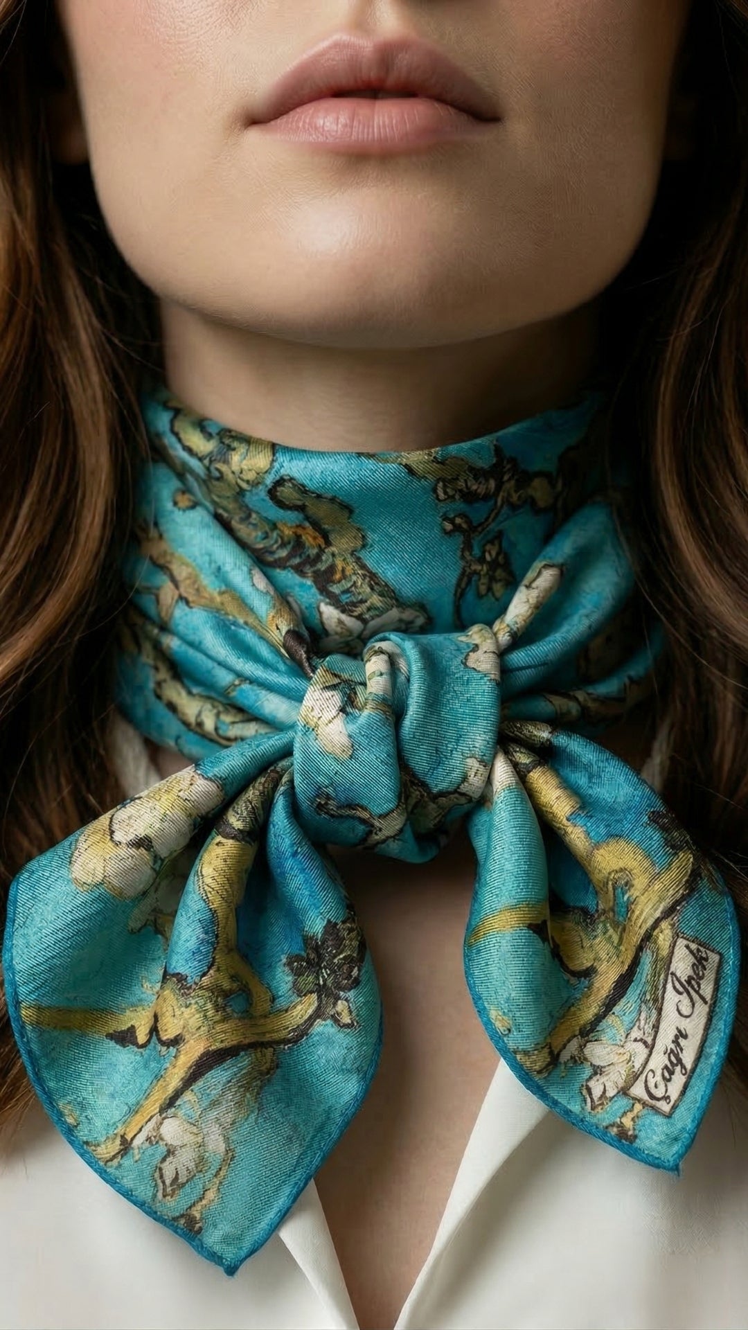 Mavi Badem Çiçeği Desenli İpek Fular boyunda bağlanmış duruş