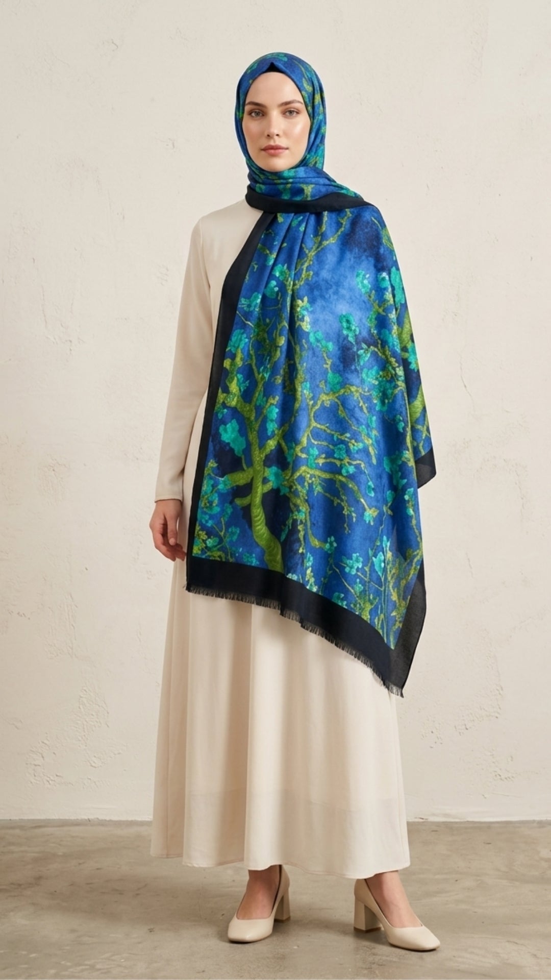 Van Gogh Çiçek Açan Badem Ağacı Pamuk Şal Koyu Lacivert omuzda dökümlü duruş