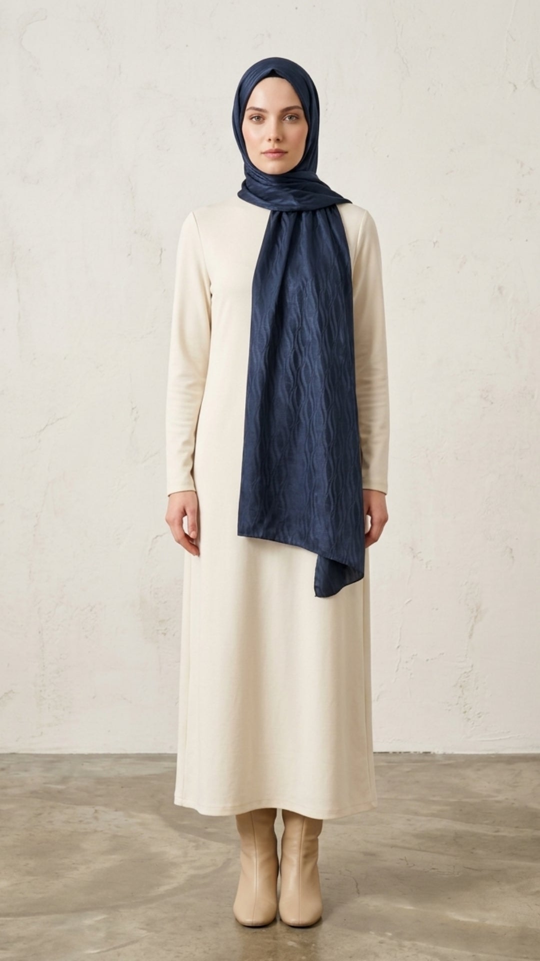 İtalyan Jakar Şal Dalga Desen Lacivert omuzda dökümlü duruş