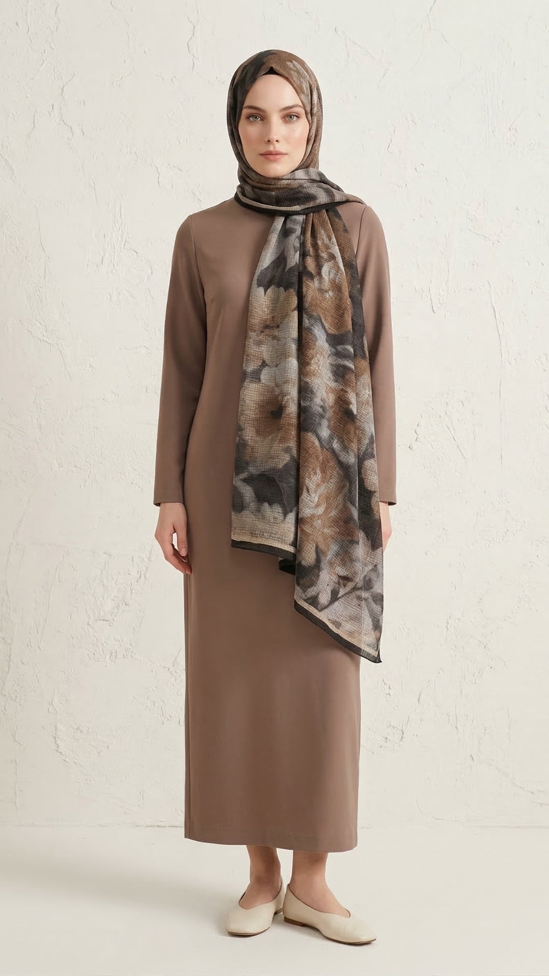 Frosted Bloom Müslin Şal Siyah Bej omuzda dökümlü duruş