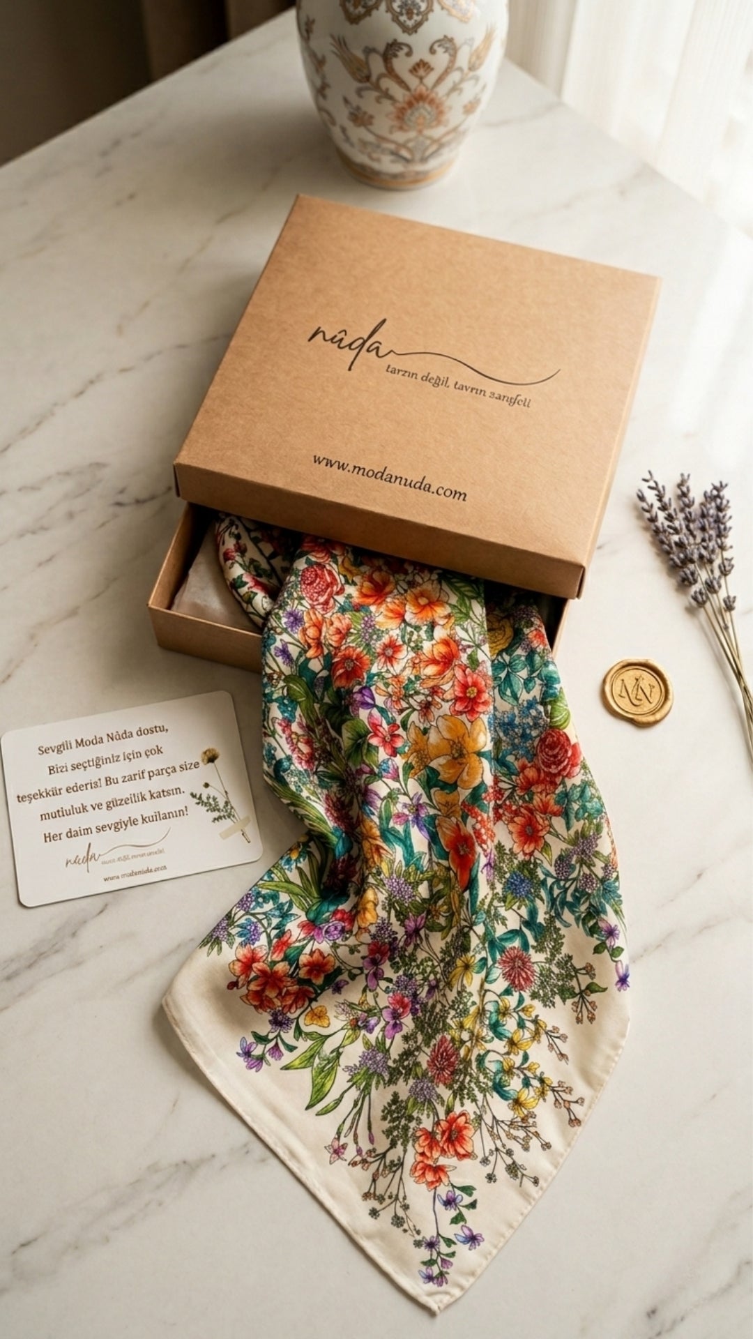 Bahar Çiçekleri Desenli İpek Fular hediye kutusu görünümü