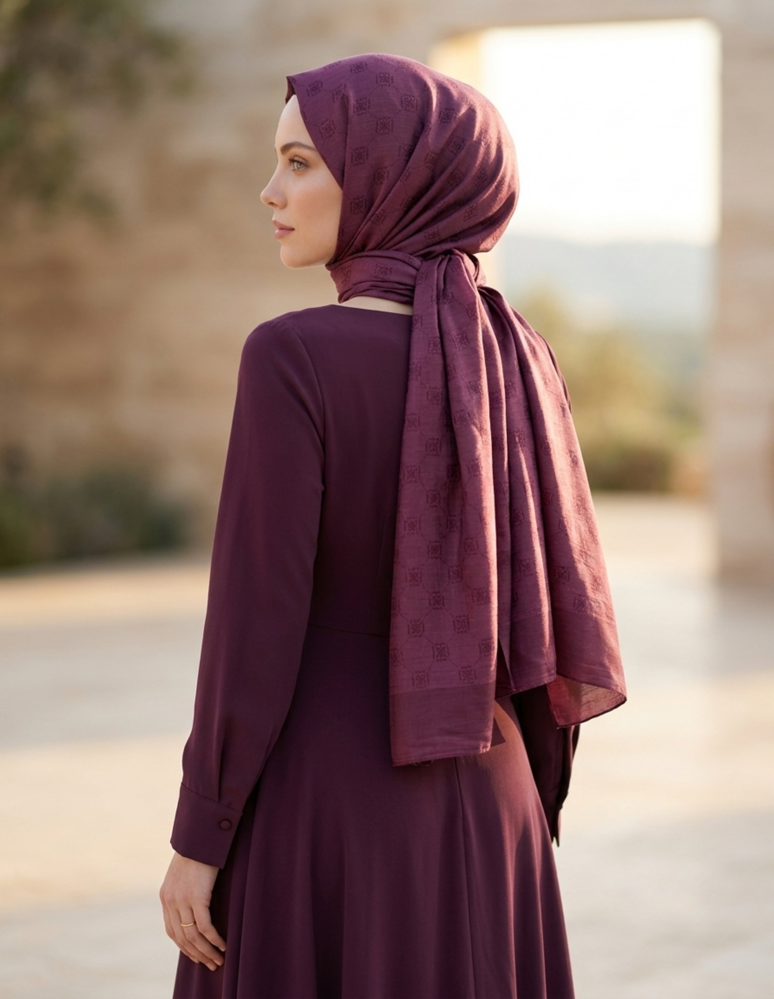 ED Scarf Çift Taraflı Logo Desen Şal Bordo, bordo şal ile kombinlenmiş şık bir elbise.