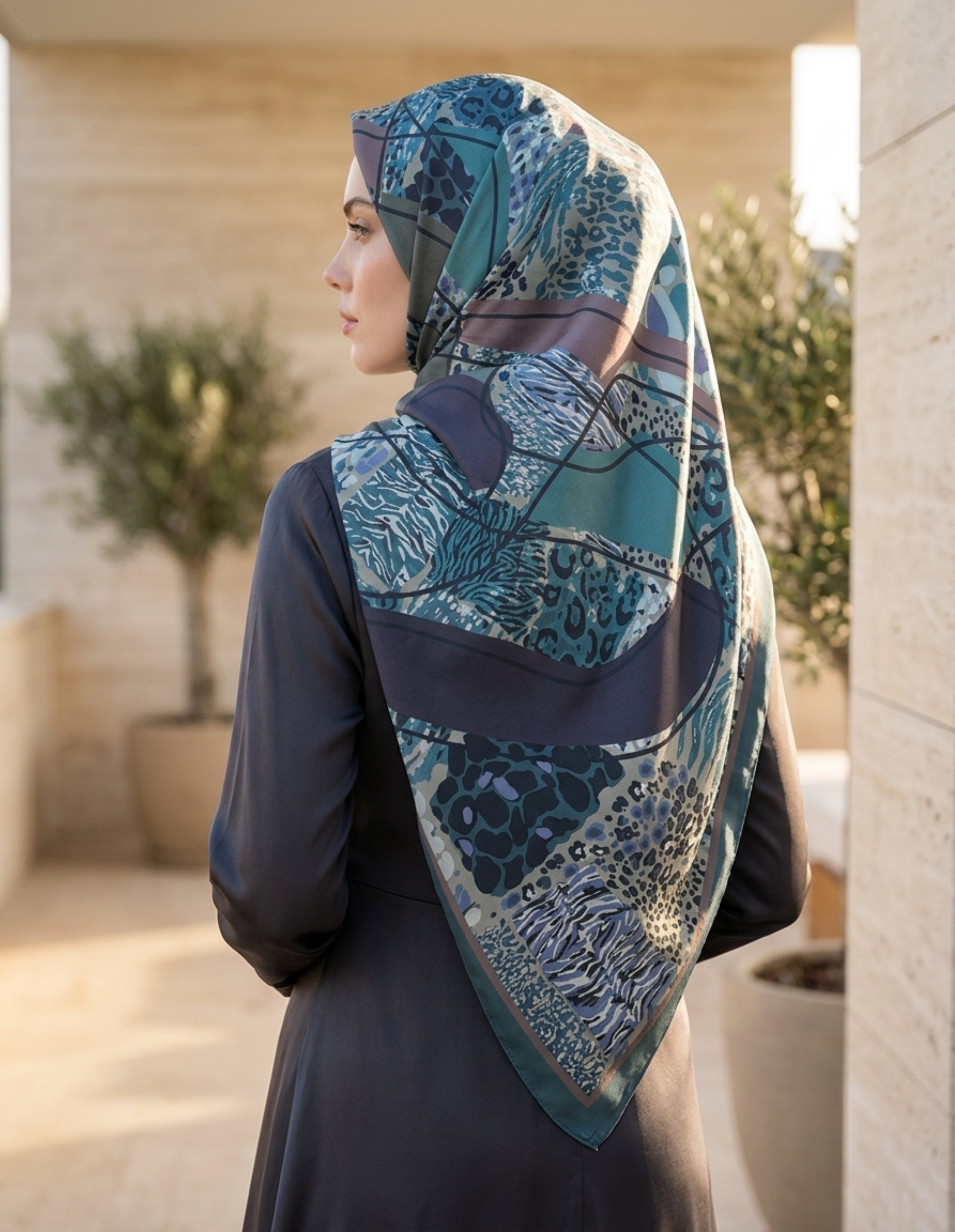 ED Scarf Celebrity Sable Şal Mavi, modern desenli mavi şal, şık görünüm için ideal aksesuar.