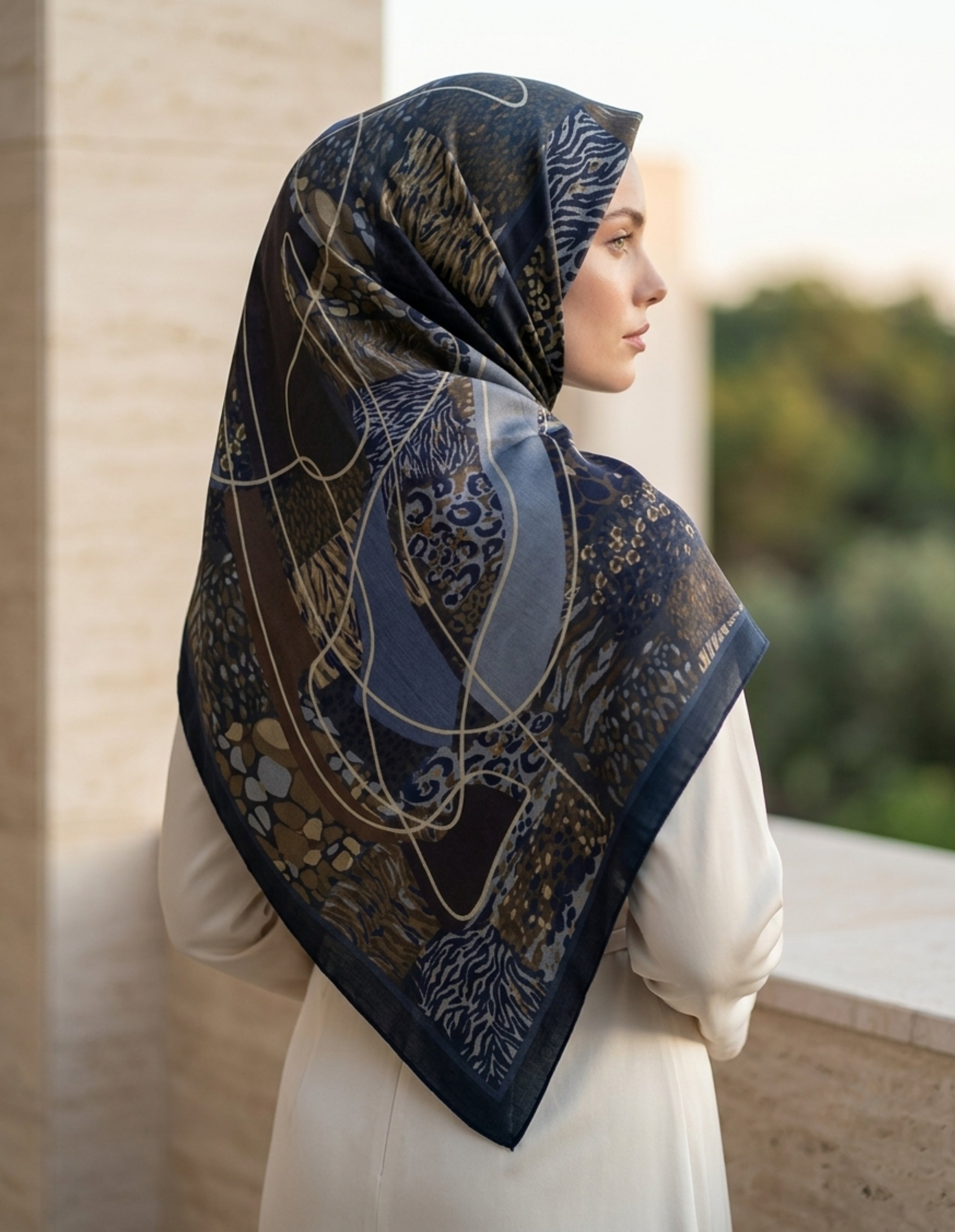 ED Scarf Celebrity Sable Şal Lacivert, kadın modelin arka görünümüyle şık tasarımı ve lacivert rengi.
