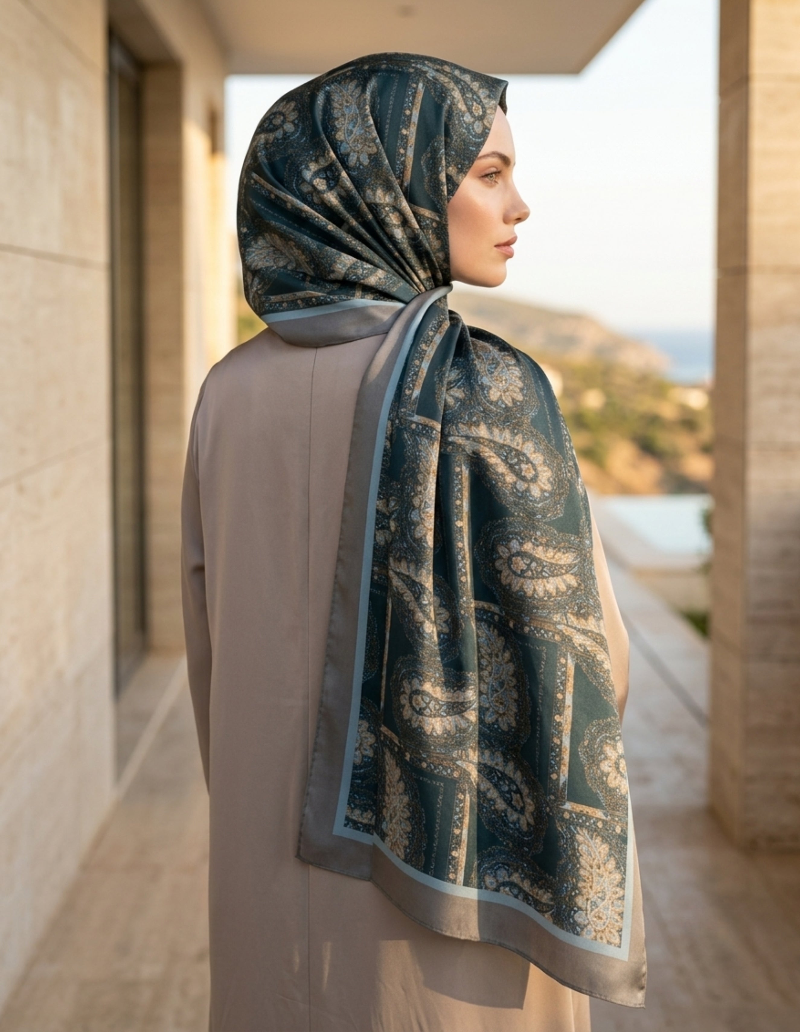 ED Scarf Iconic Lema Şal Lacivert, zarif ve klasik bir şalın modern stildeki kullanımı.
