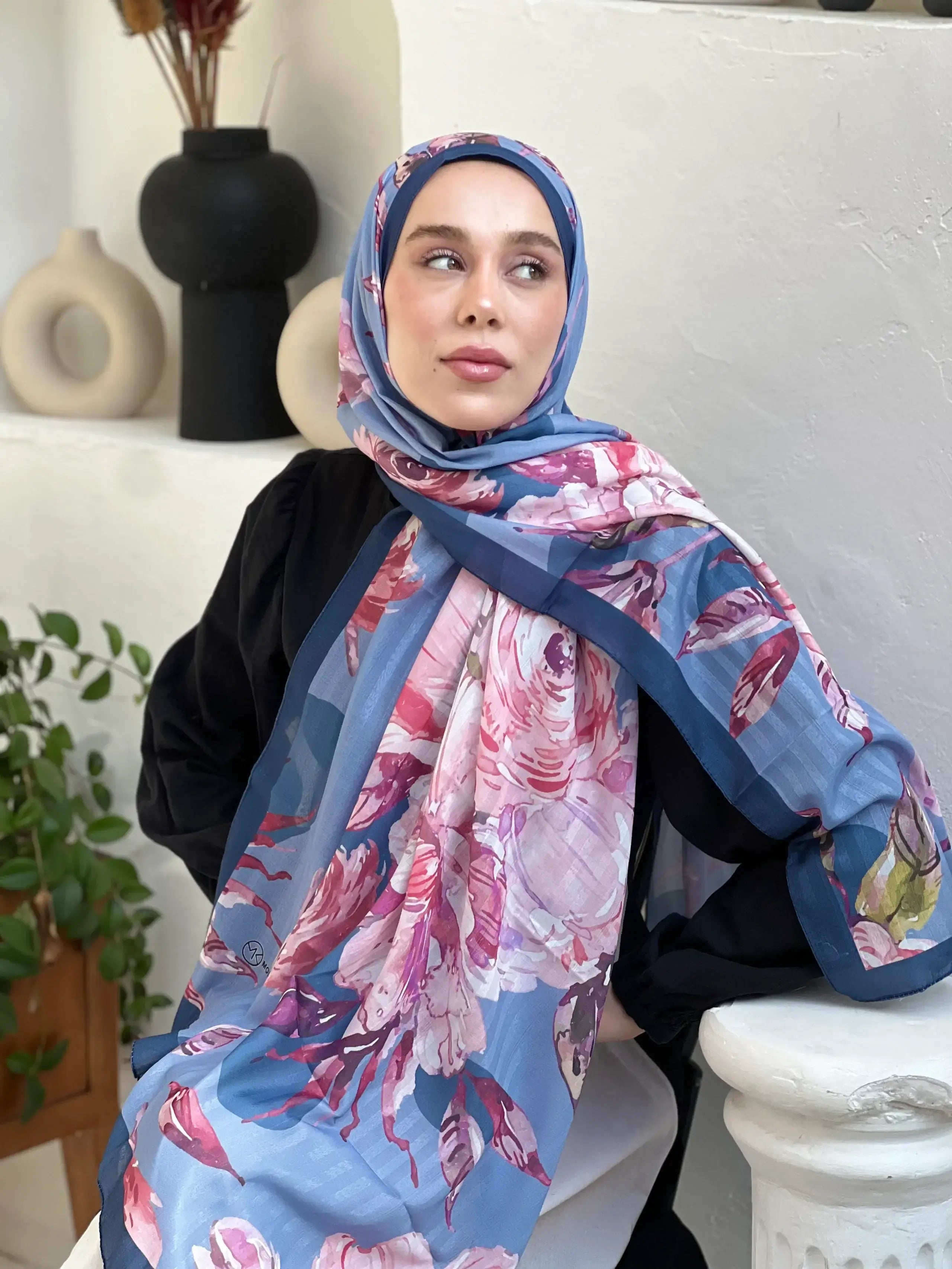 "Lacivert-mavi tonlarında Acelya desenli çizgili şal – çiçek desenleriyle zarafeti vurgulayan ve siyah kombinle bütünleşen modern bir stil."