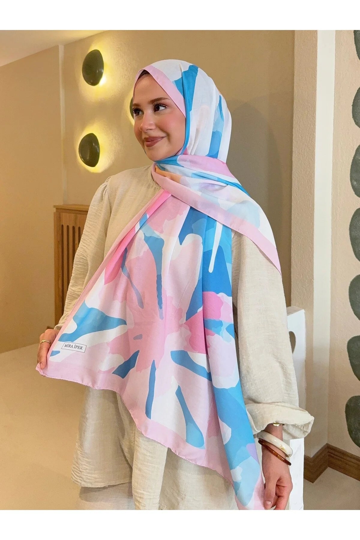 Desenli pamuk soft şal manken üzerinde duruş ve bağlama şekli