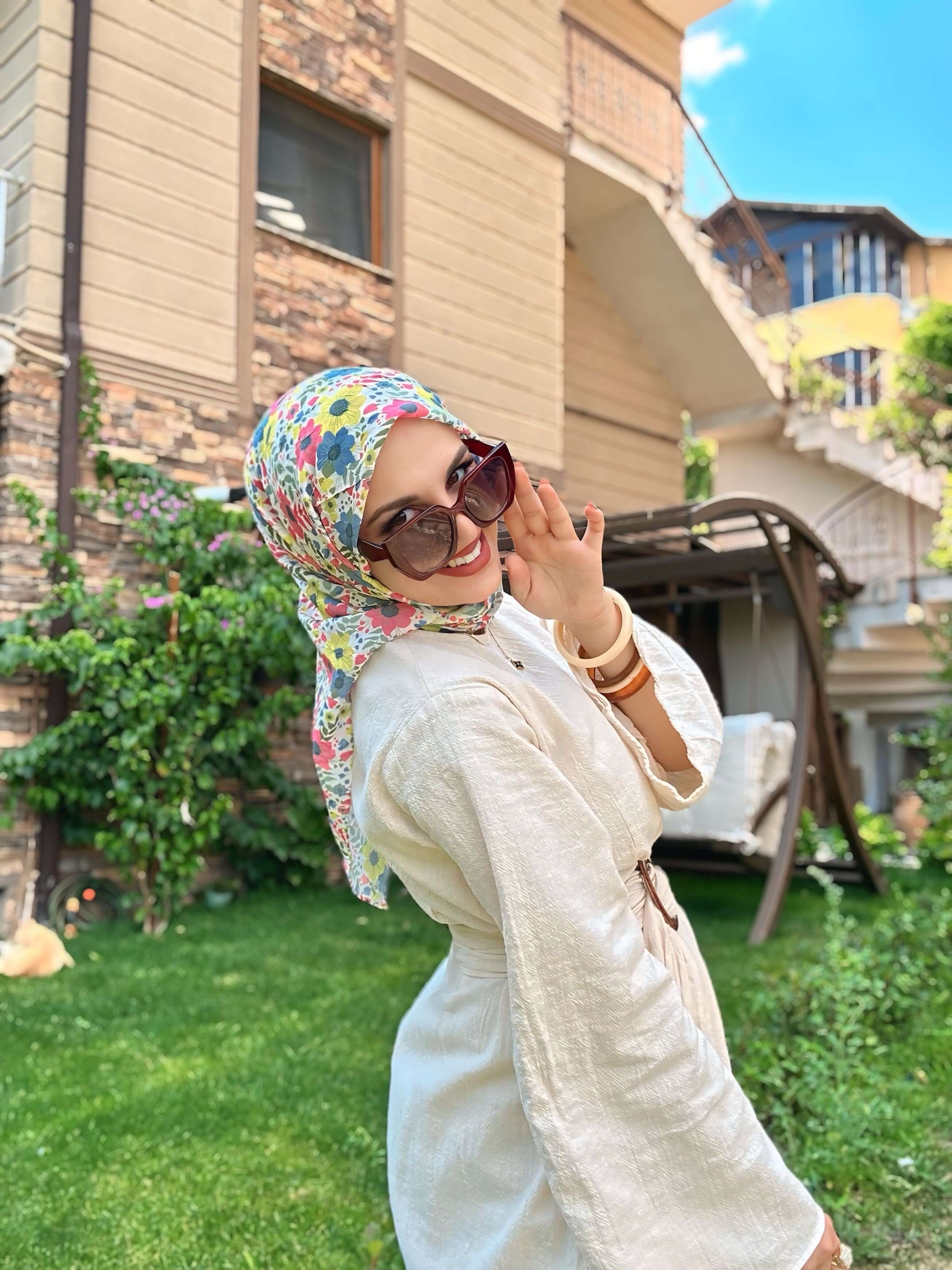Fuşya ve sarı tonlarında bambu dokulu Flora Desen Eşarp detaylı görünüm