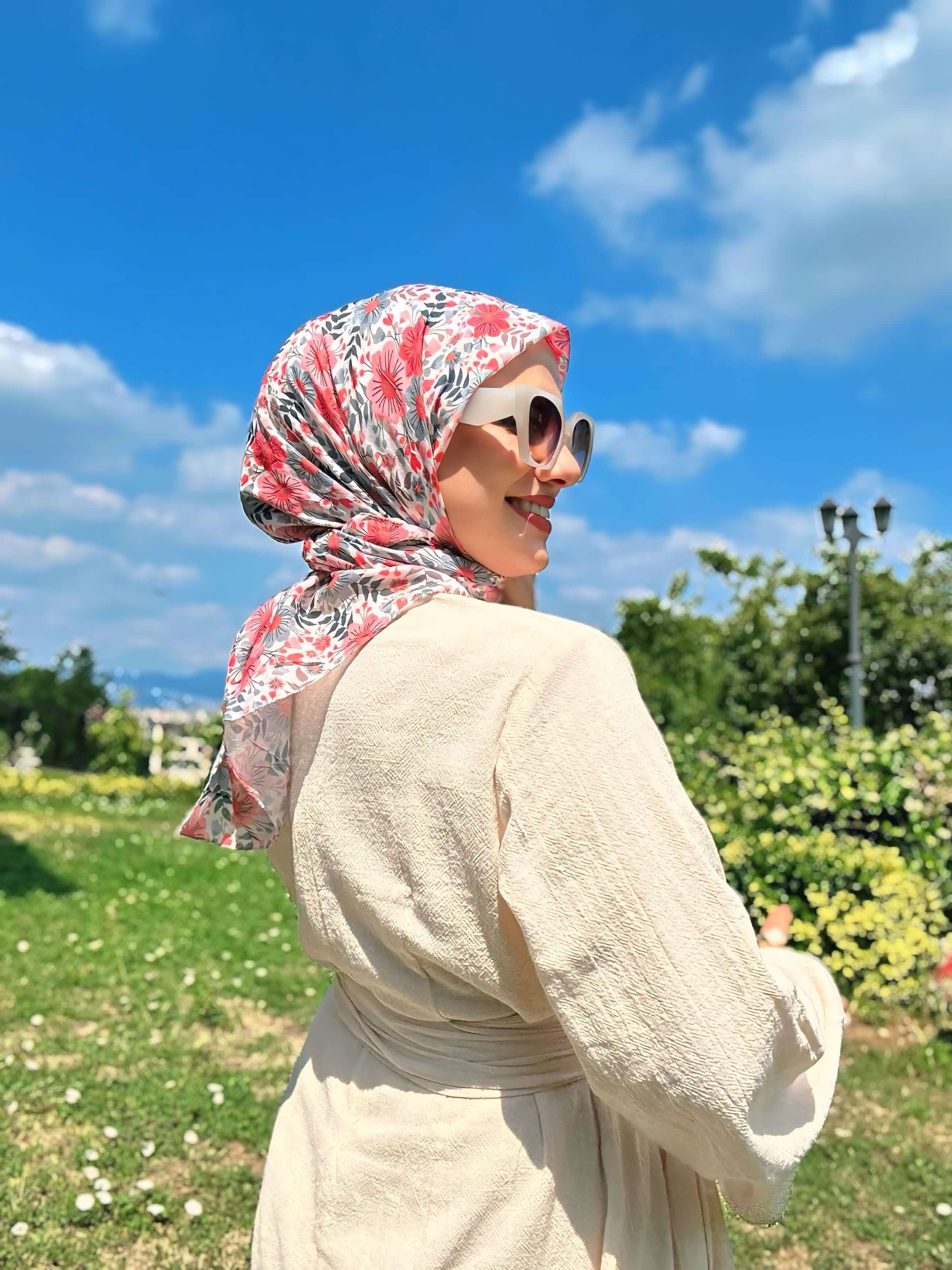 Nar çiçeği ve gri tonlarında bambu dokulu Flora Desen Eşarp detaylı görünüm