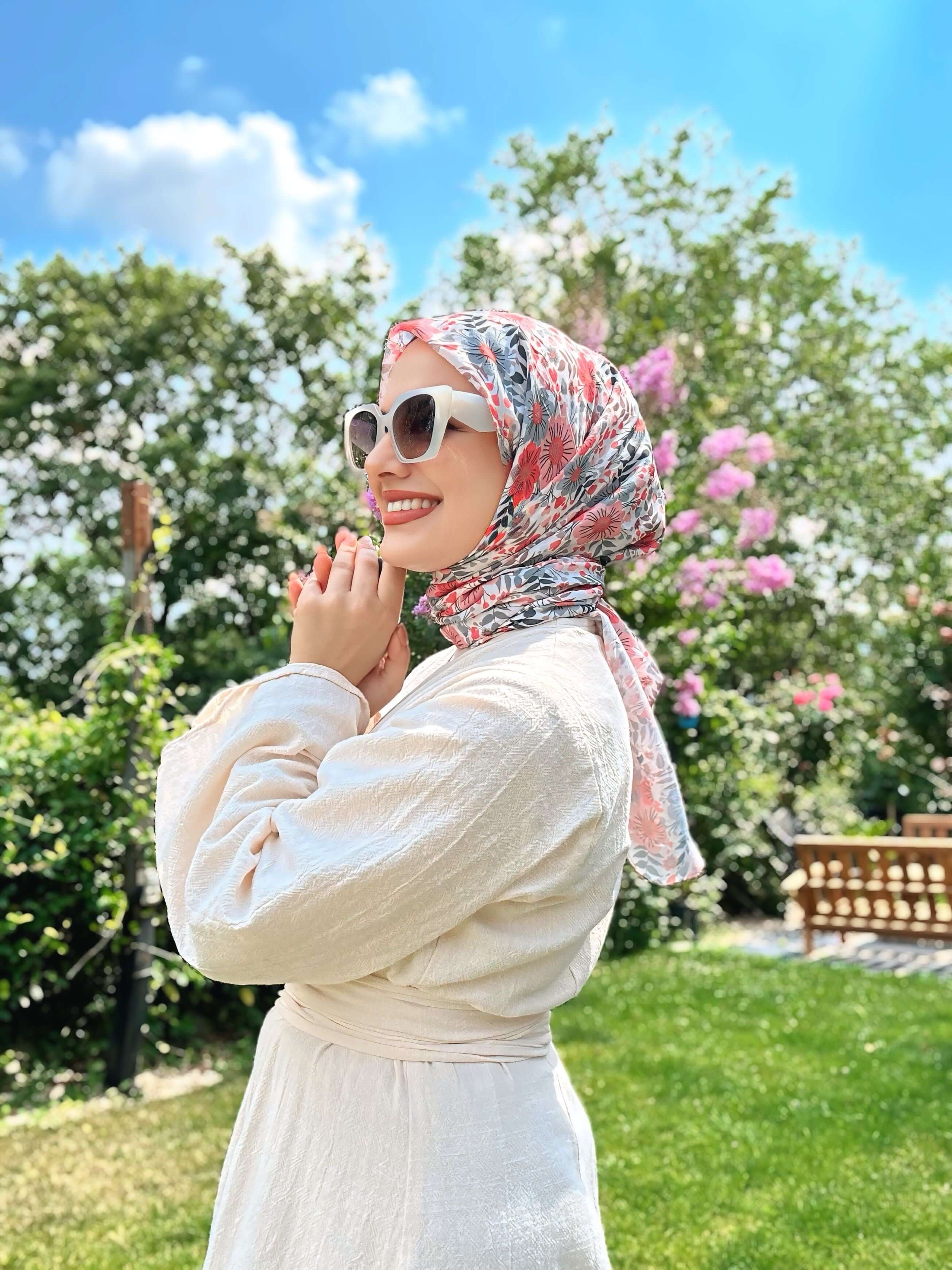 Flora Desen Bambu Eşarp Nar Çiçeği Gri ile zarif ve modern stil
