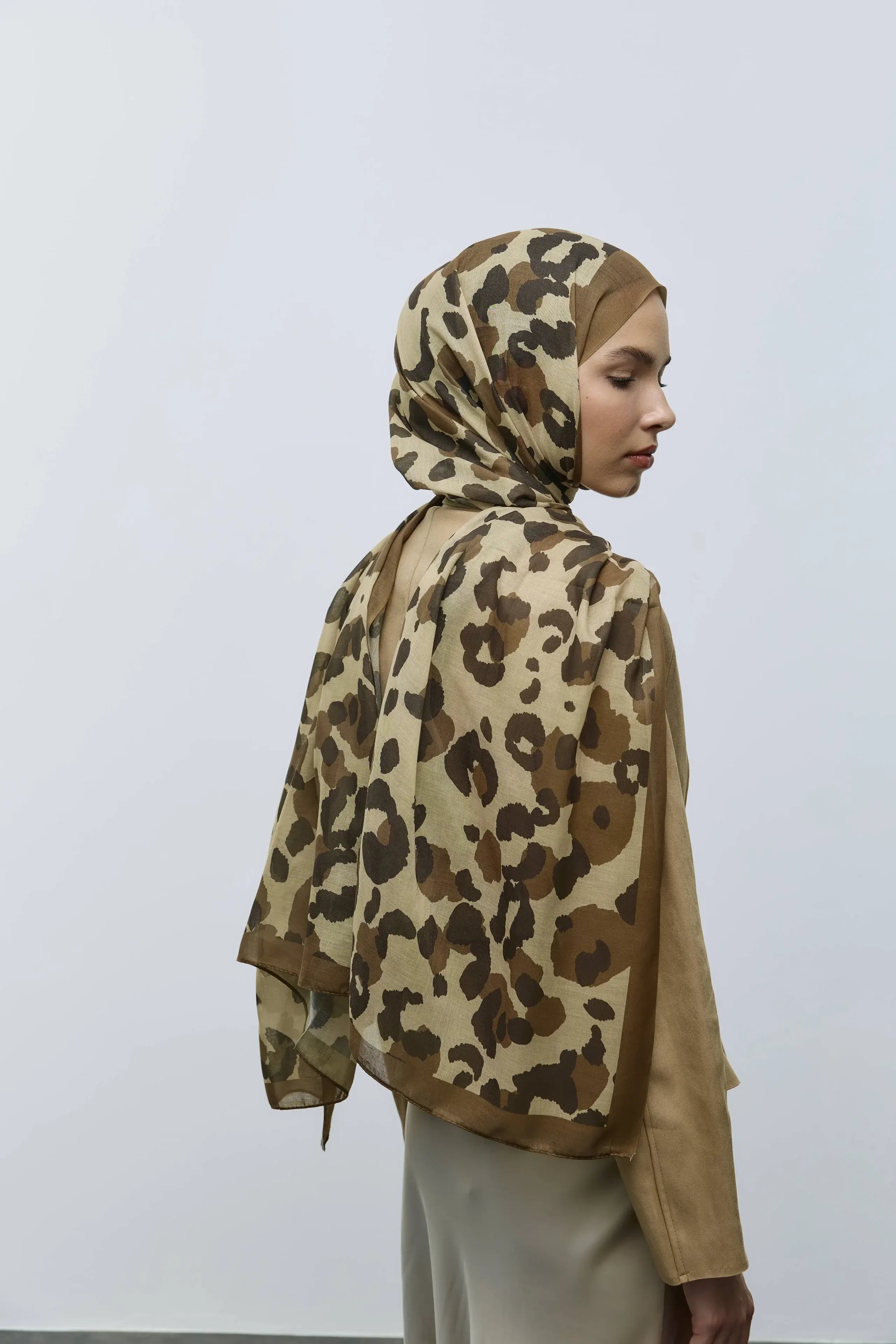 Leopar Desen Aya Şal model üzerinde dökümlü duruş