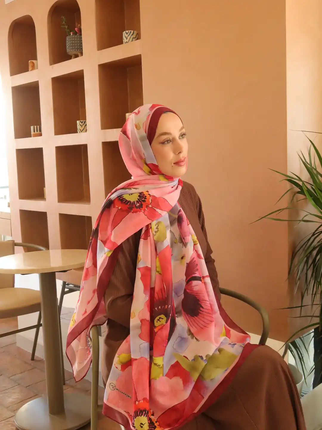 Pamuk Şal Livora Desen Bordo model üzerinde dökümlü duruş