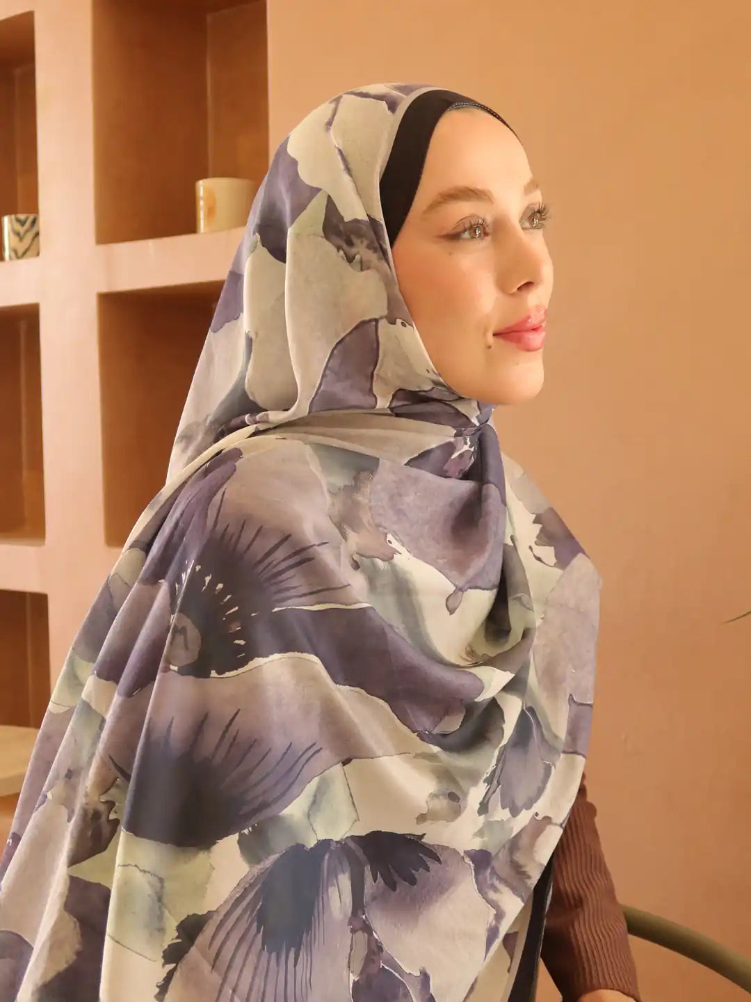 Pamuk Şal Livora Desen Siyah-İğde model üzerinde dökümlü duruş