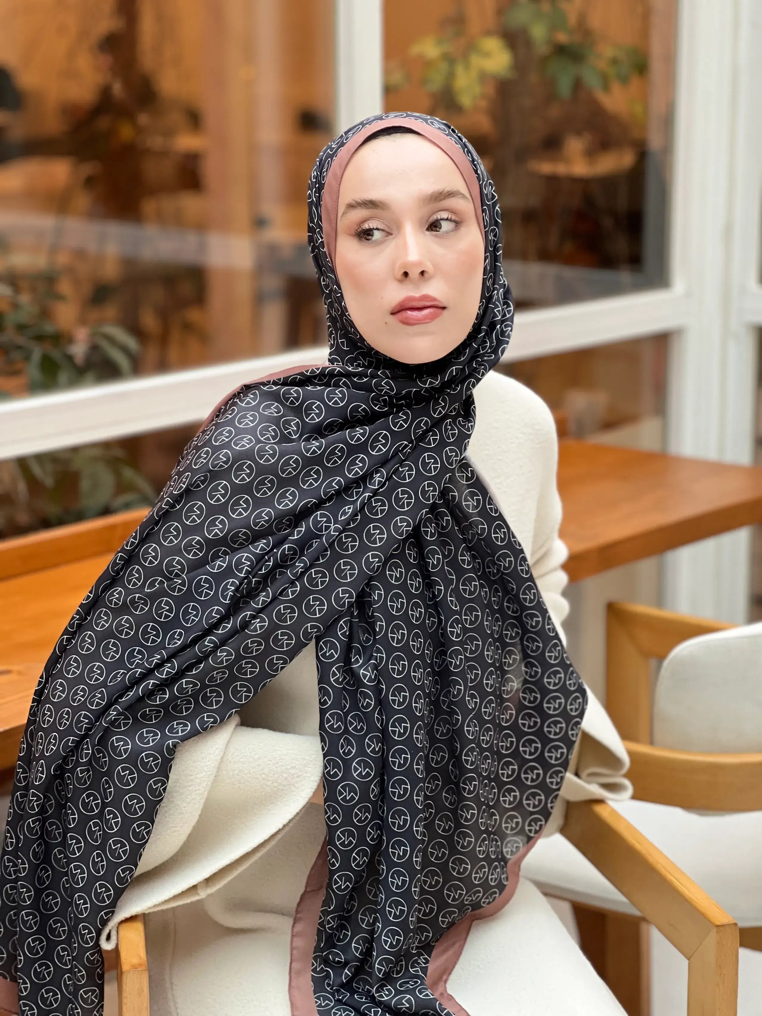 MK Desen Pamuk Şal Sütlü Kahve ile modern ve yumuşak stil