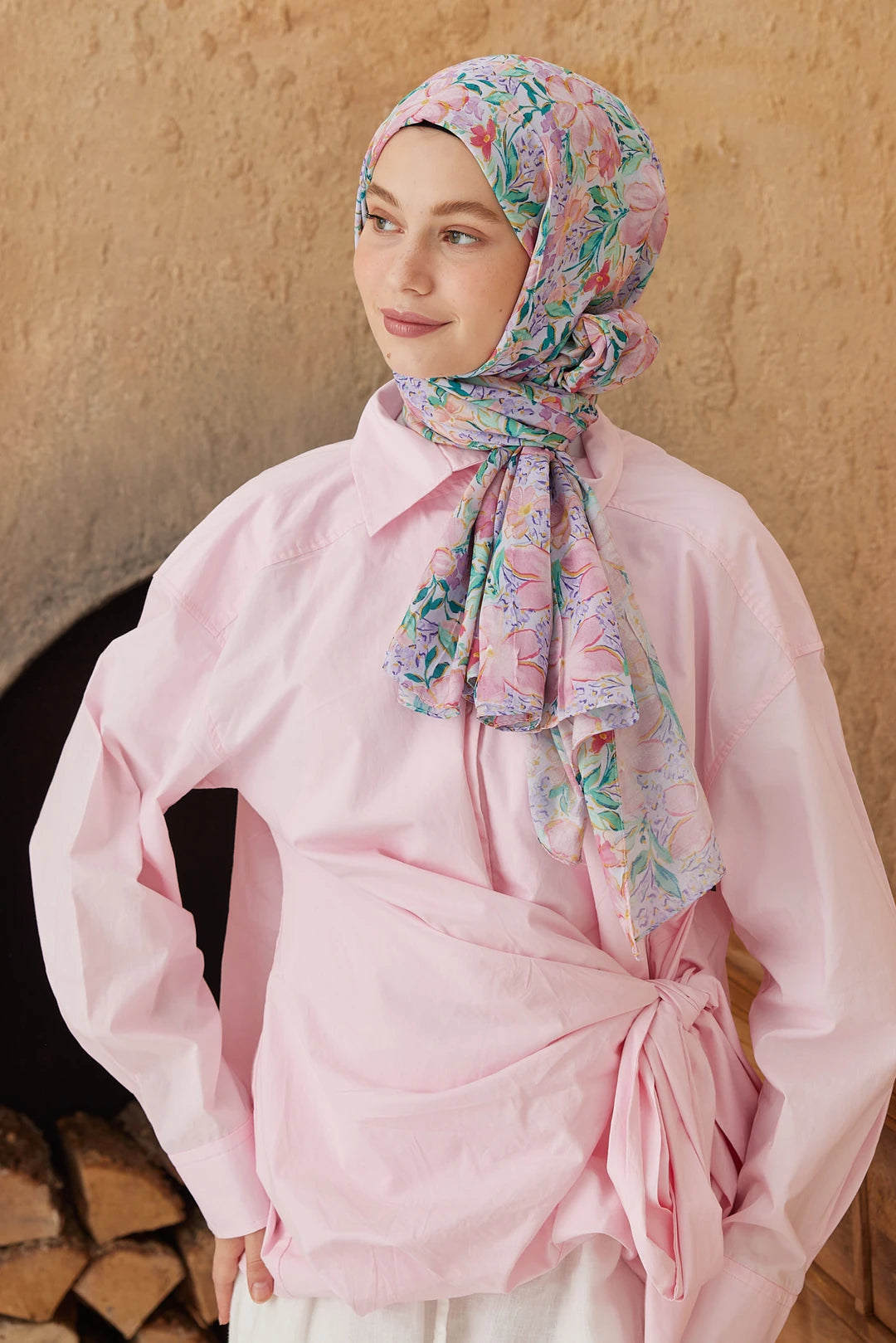 Lila-pembe watercolor clover desen bambu şal, zarif ve modern tasarımıyla şıklık sunar.