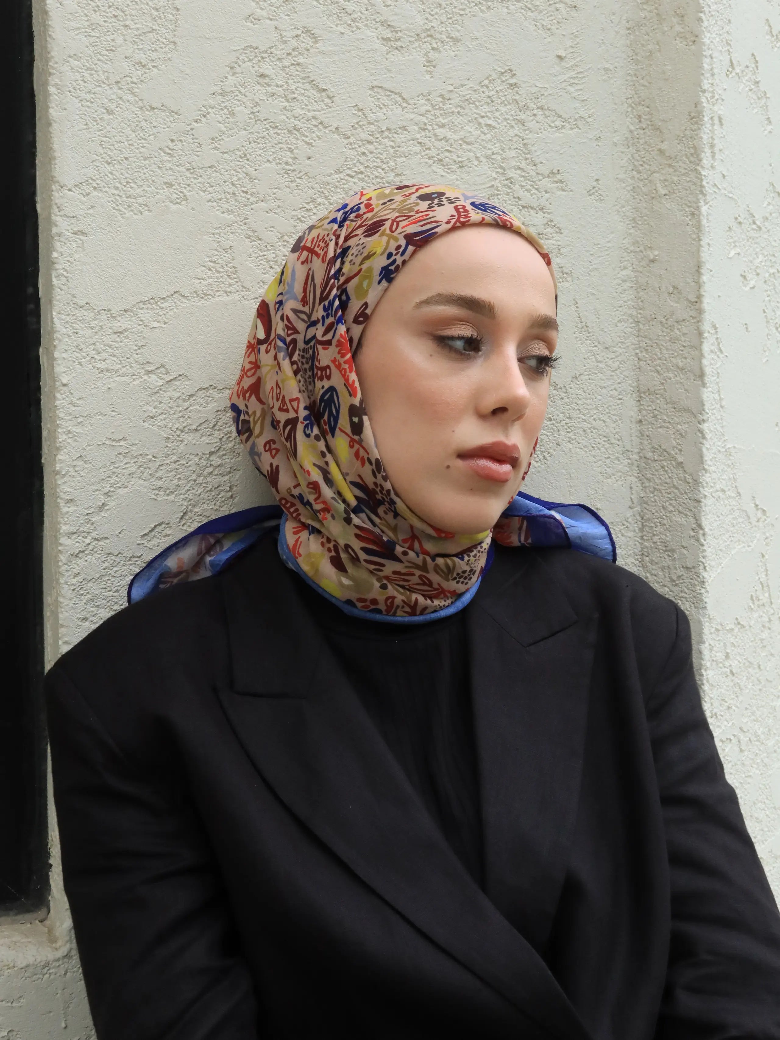 Morcivert vizon modern flora desen bambu eşarp, zarif seçimiyle sofistike bir şıklık sunar.