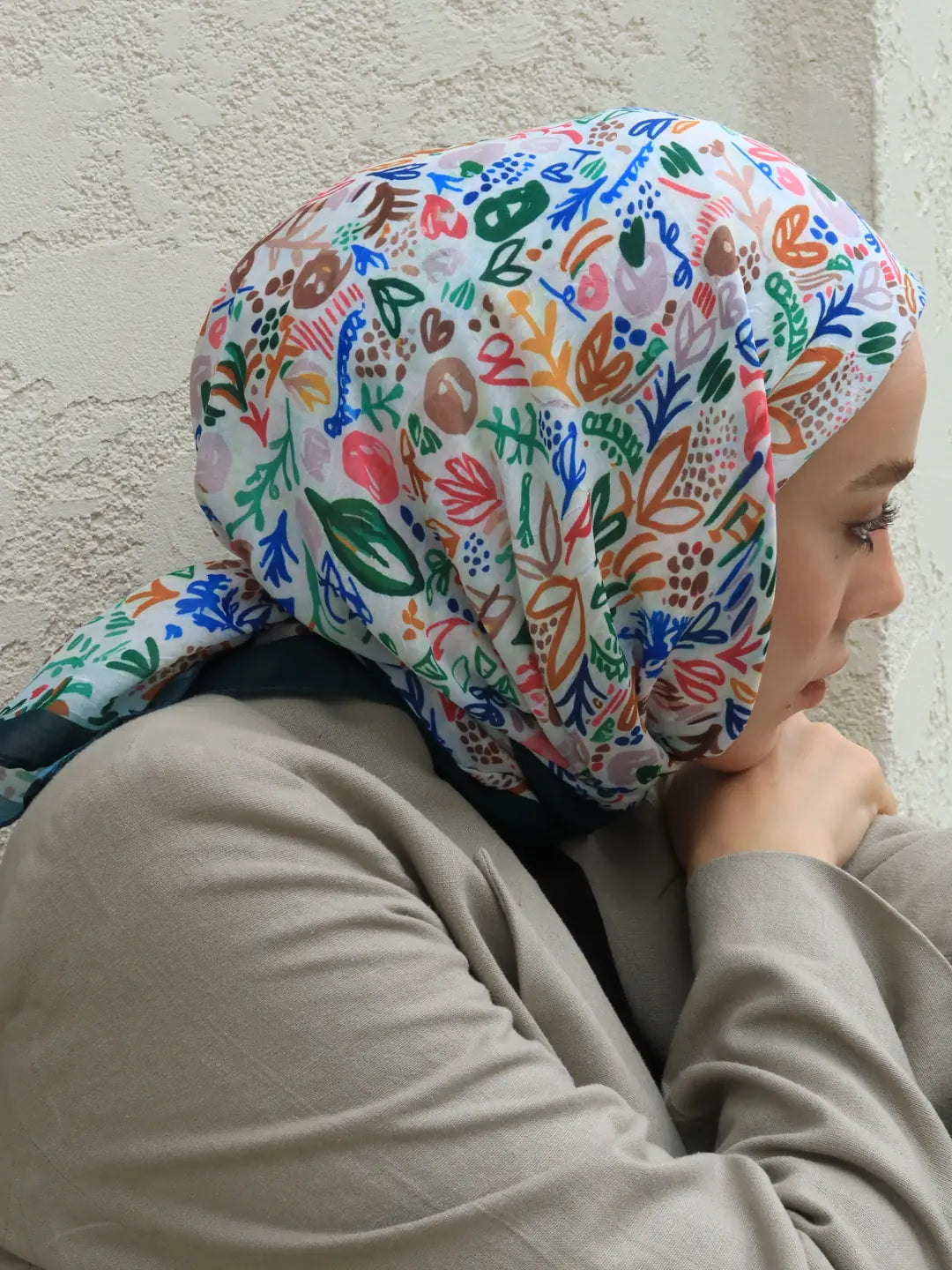 Modern flora desenli zümrüt-beyaz bambu eşarp, günlük kombinlere sofistike ve ferah bir hava katar.