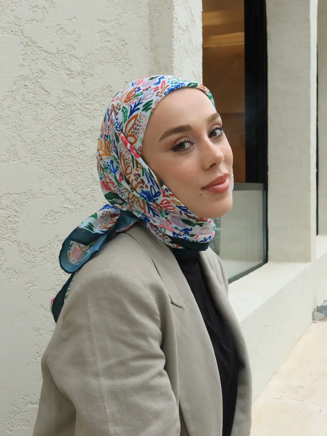 Zümrüt-beyaz modern flora desen bambu eşarp, doğal tonlarıyla zarif bir şıklık sunar.