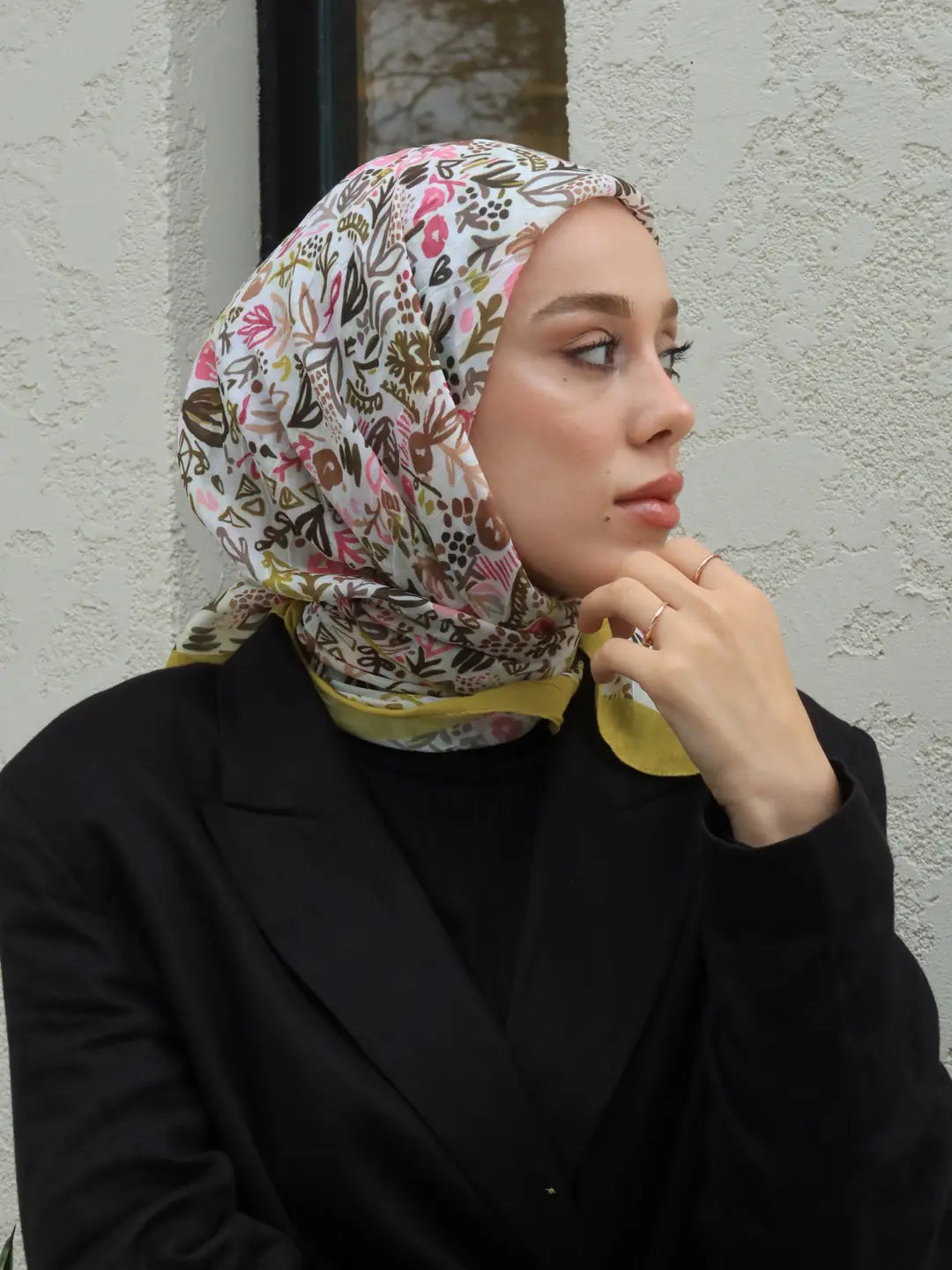 Zarif dokunuşuyla öne çıkan sarı ekru flora desen bambu eşarp, modern stilin şık tamamlayıcısıdır.