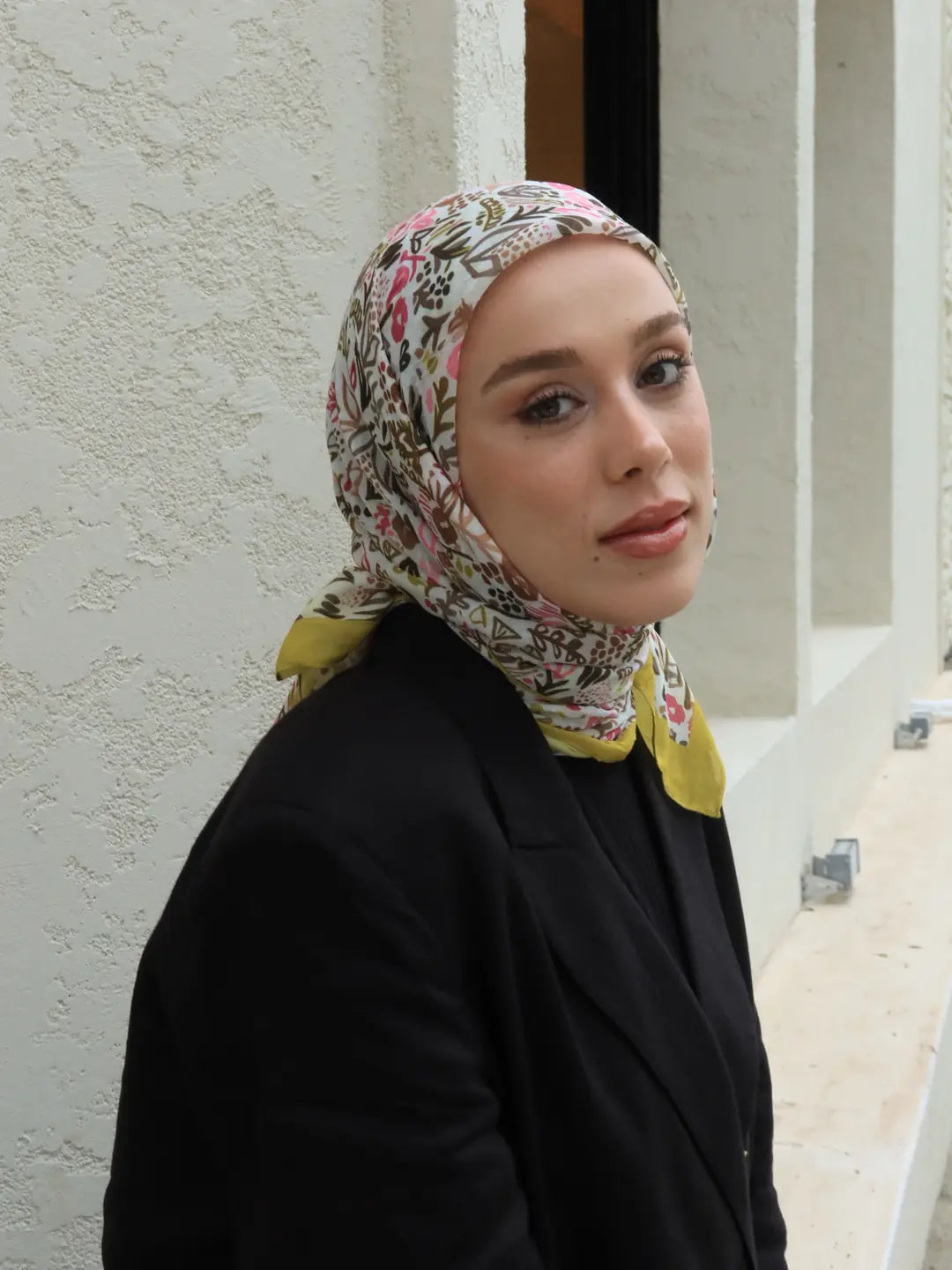 Sarı ekru modern flora desen bambu eşarp, zarif dokunuşuyla şık ve doğal bir görünüm sunar.