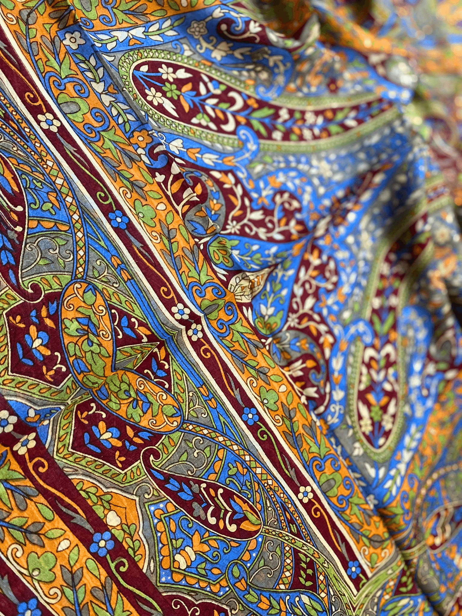 Bordo ve somon tonlarında ince dokulu Hint İpeği Vual Şal detaylı görünüm
