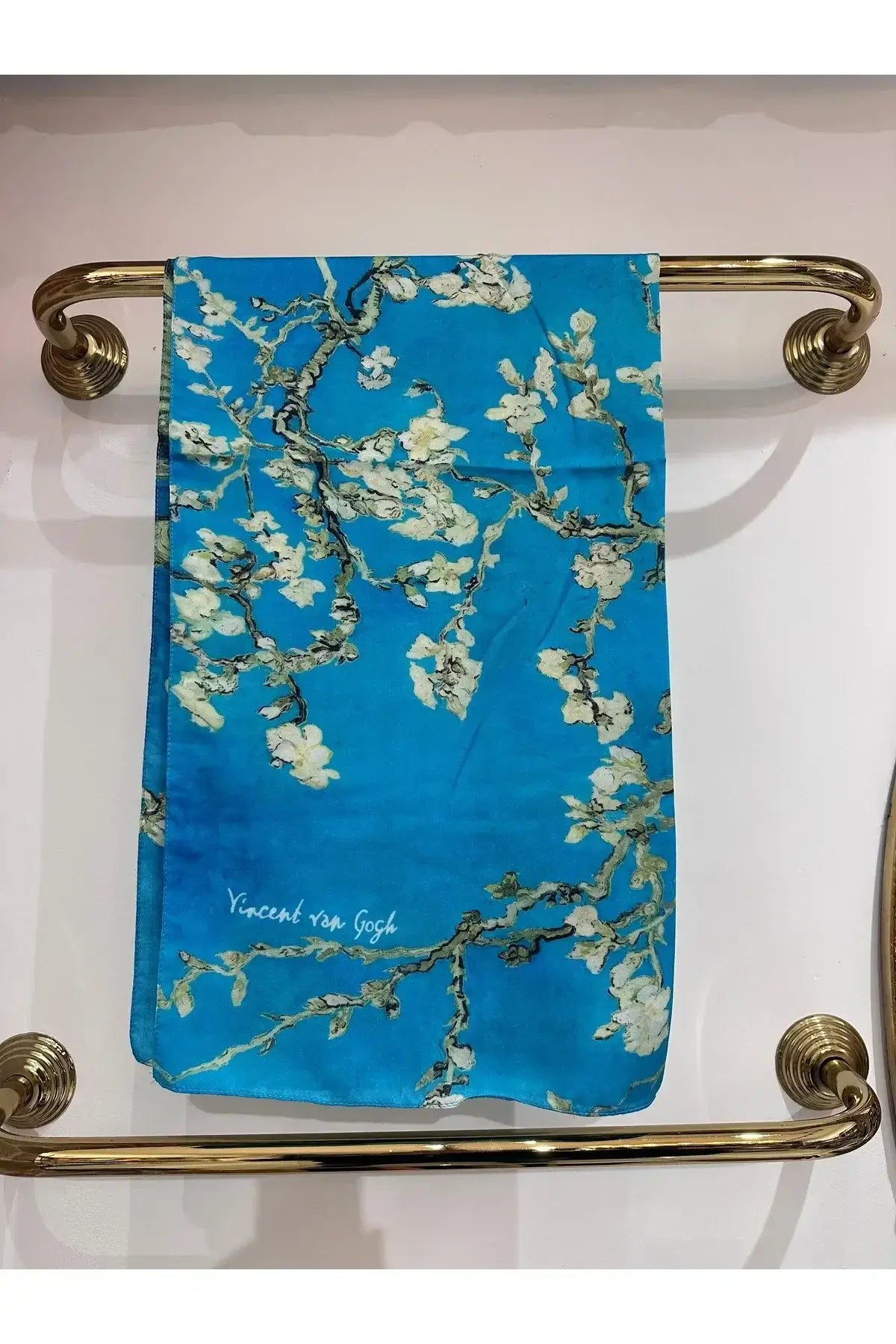 Sanat eseri dokusunu yansıtan Van Gogh badem ağacı ipek şal, modern ve sofistike bir seçimdir.