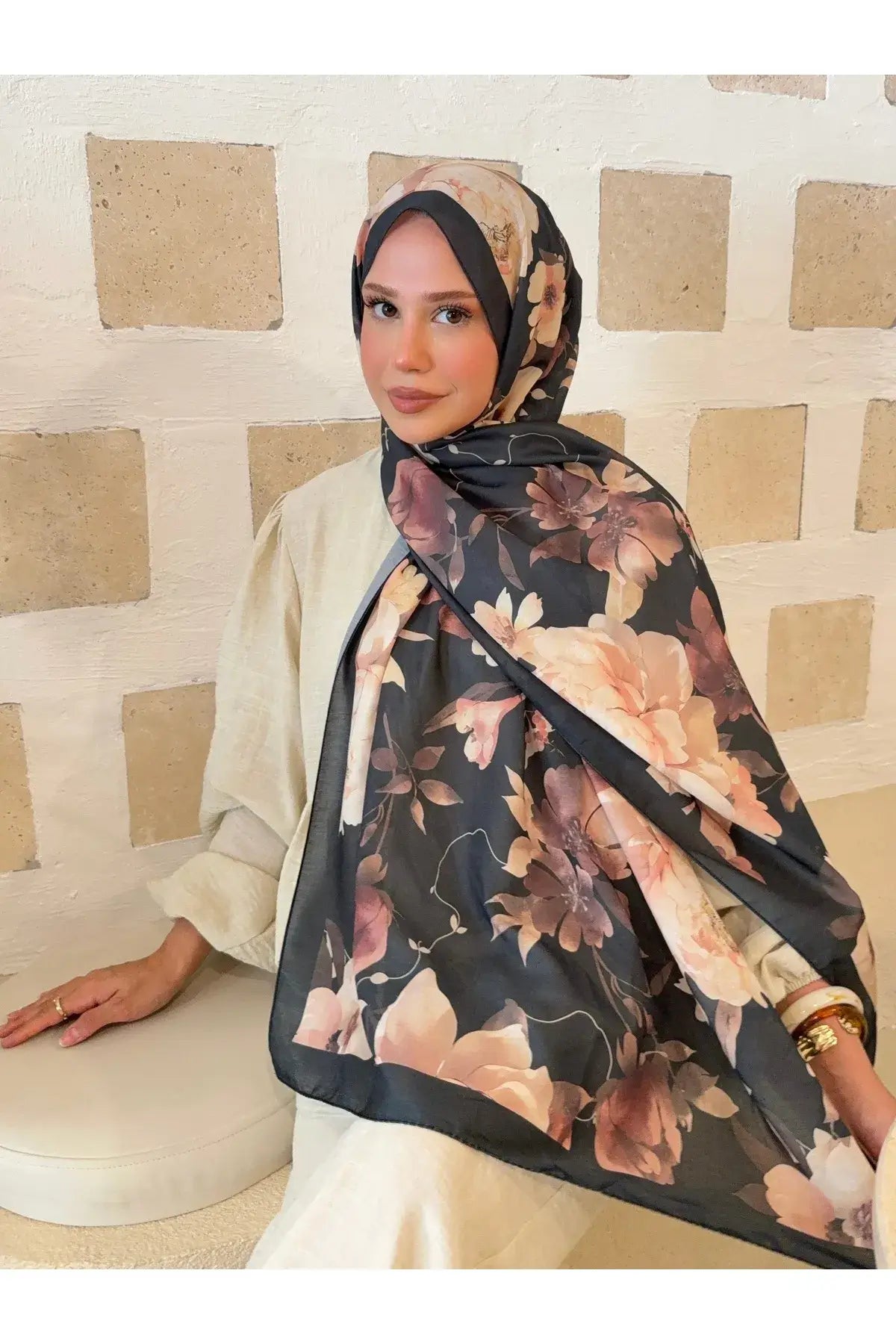 Günlük kombinlerde sofistike bir görünüm sunan siyah-kahve gül pamuk şal