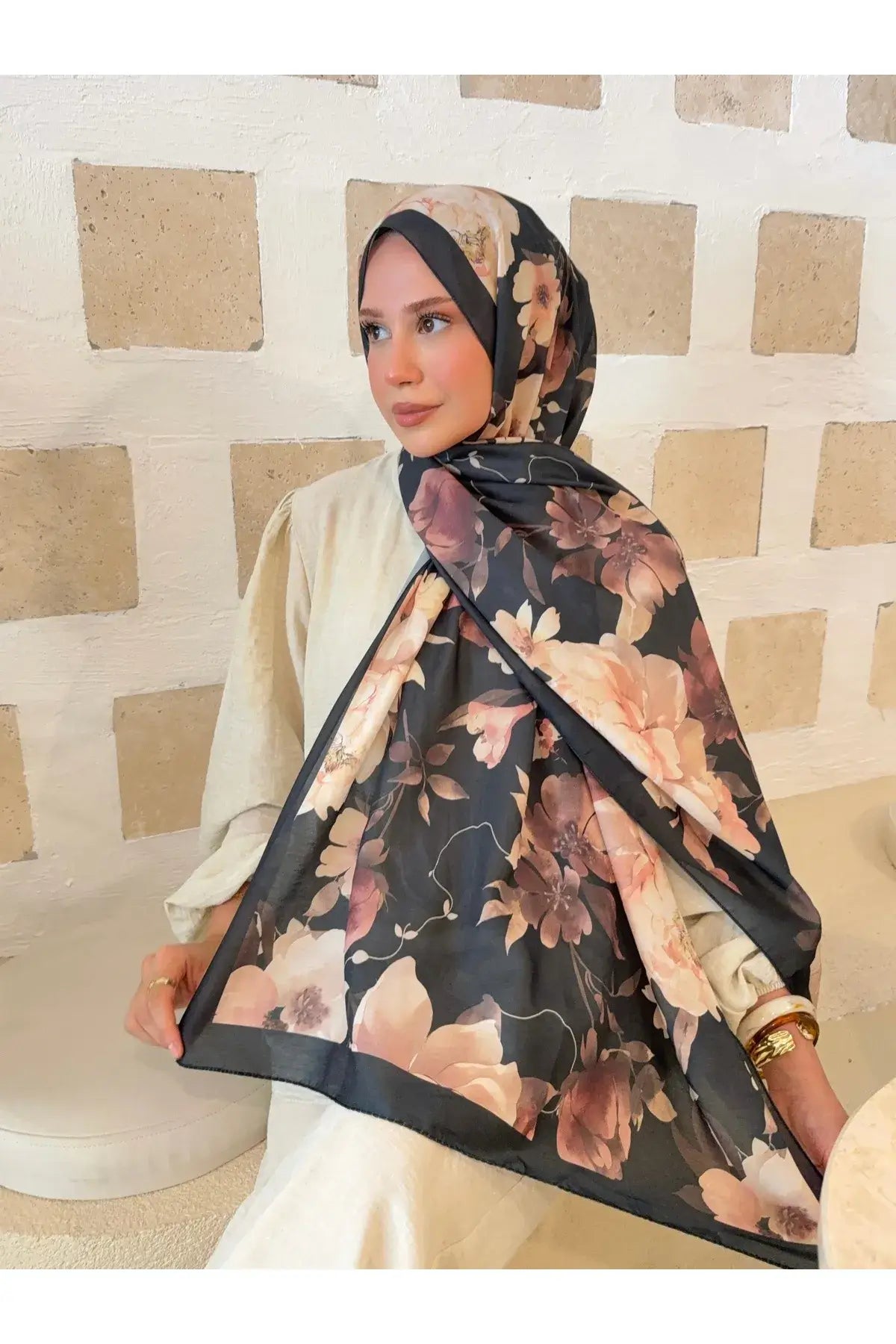 Yumuşak dokusuyla konfor sağlayan desenli siyah-kahve gül pamuk şal modeli