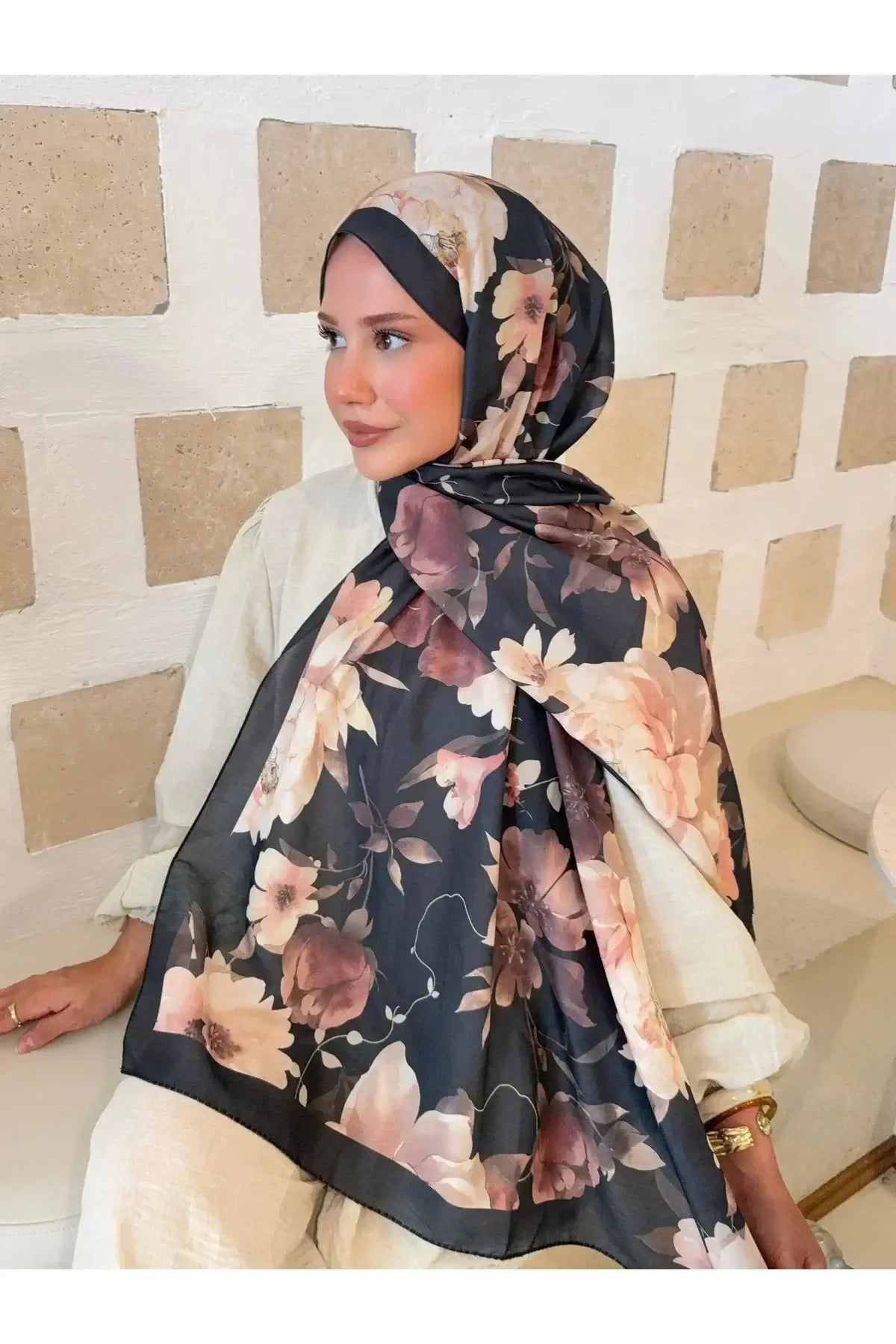Moda Nûda İlham serisi siyah-kahve gül pamuk şal ile zarif bir stil yakalayın