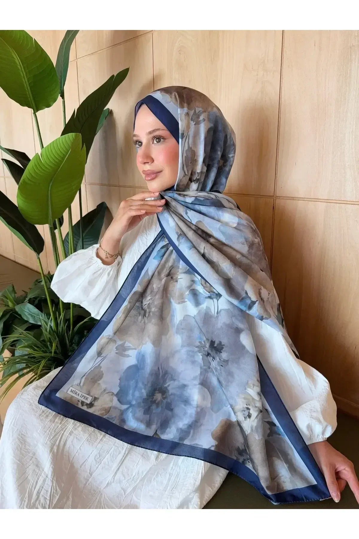 Günlük kombinlerde sofistike bir görünüm sunan lacivert-vizon pamuk şal modeli