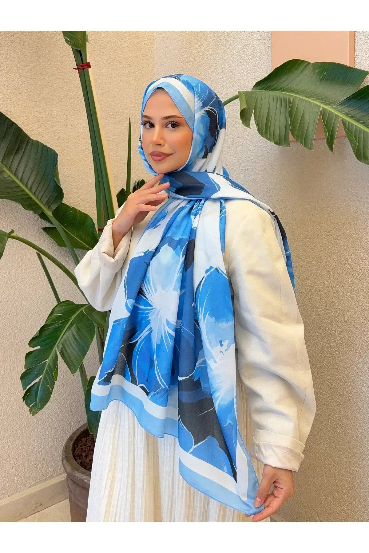 Moda Nûda retro mavi-beyaz pamuk soft şal ile sofistike bir görünüm yakalayın