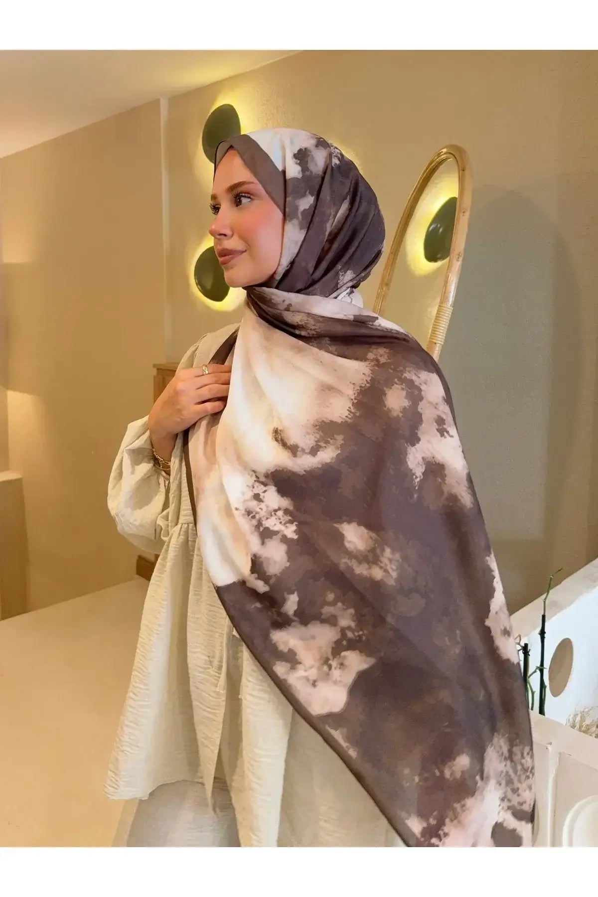 Yumuşak dokusuyla konforlu kullanım sağlayan kahve batik şal modeli