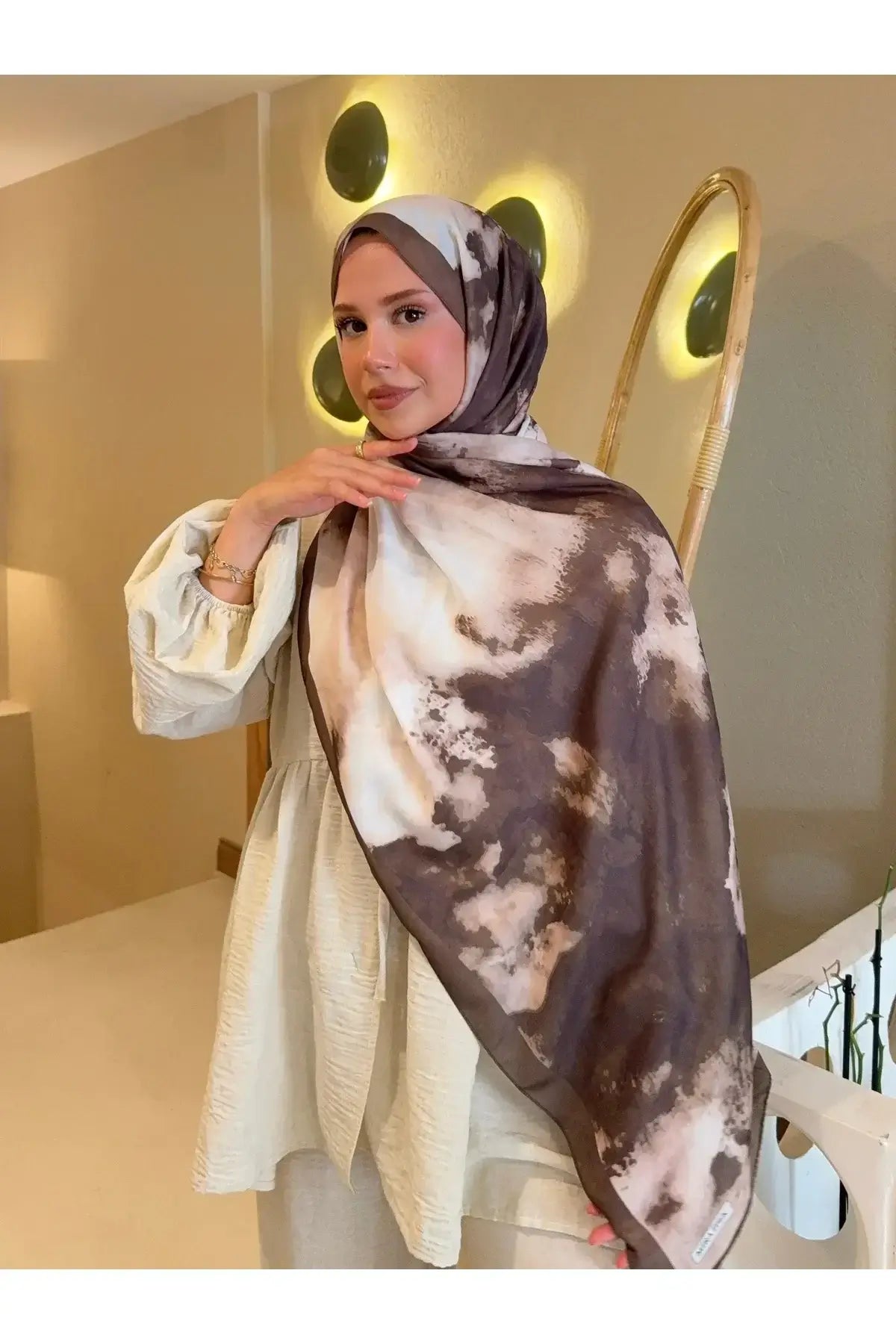 İlham Serisi kahve batik pamuk şal ile zarif ve modern bir görünüm yakalayın