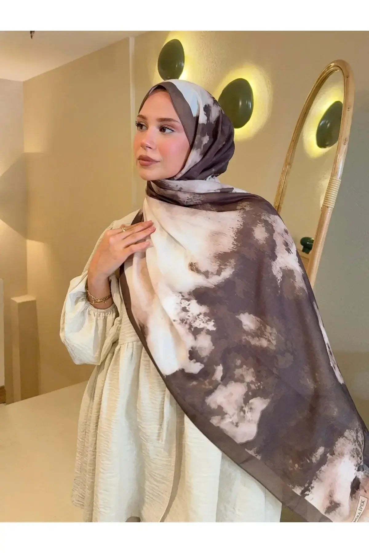 Moda Nûda kahve batik desenli pamuk şal ile sofistike bir stil oluşturun