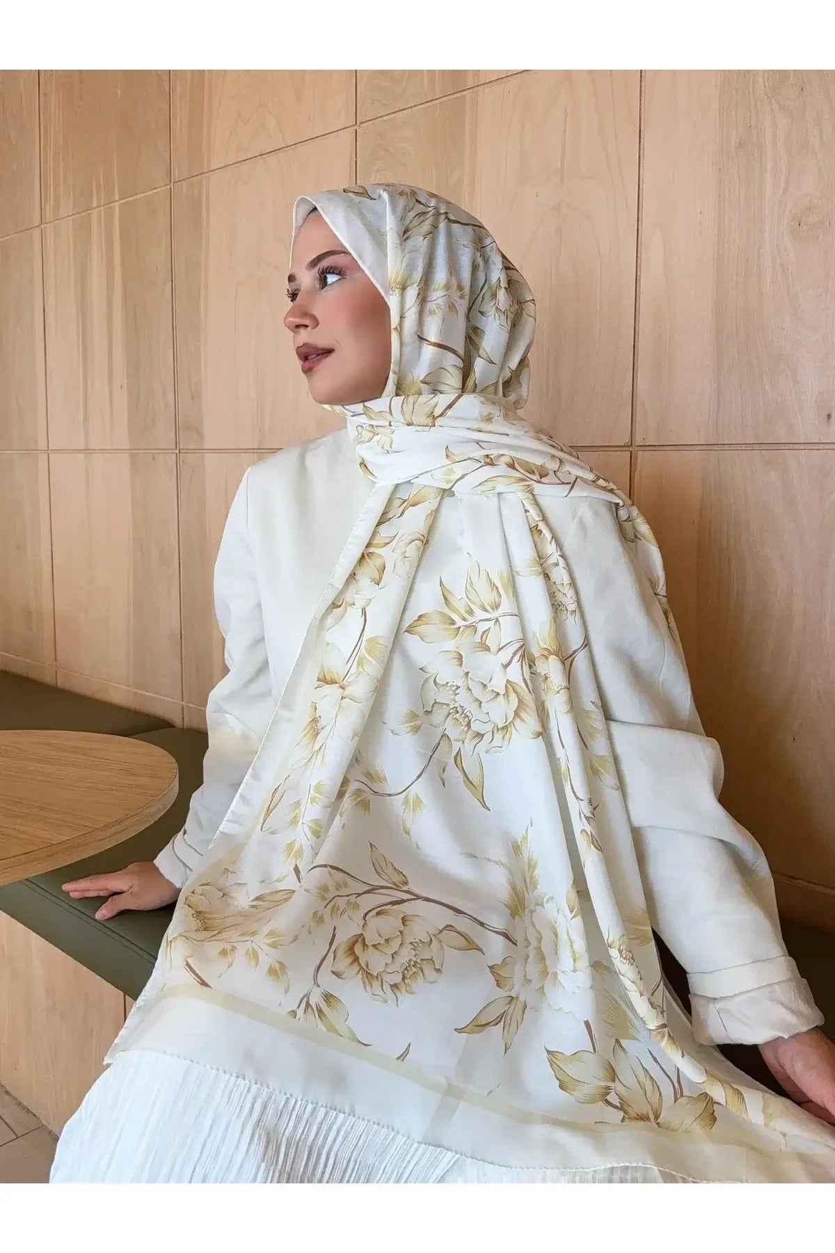 Günlük ve özel kombinlere zarafet katan beyaz-gold retro şal modeli