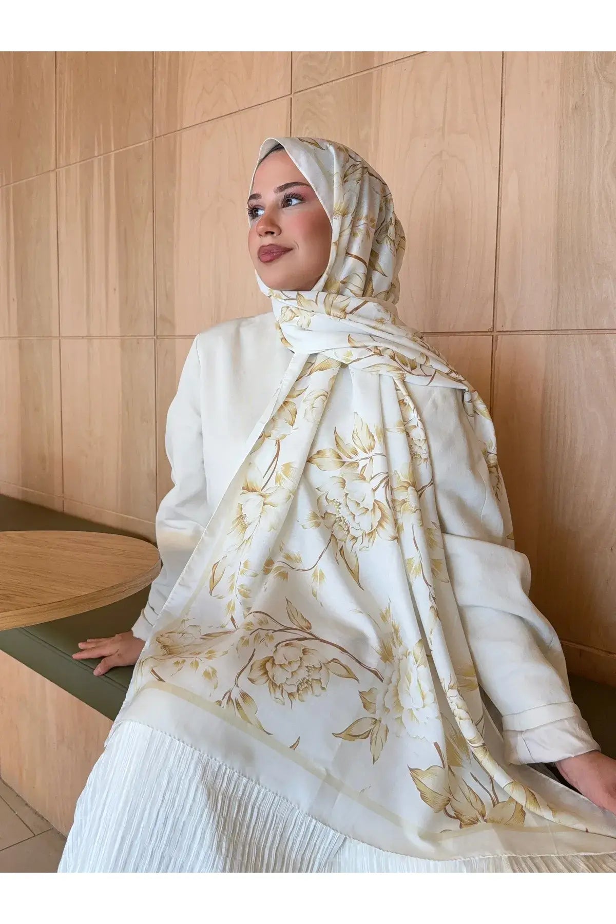 Moda Nûda retro desenli beyaz gold pamuk şal ile sofistike bir görünüm yakalayın