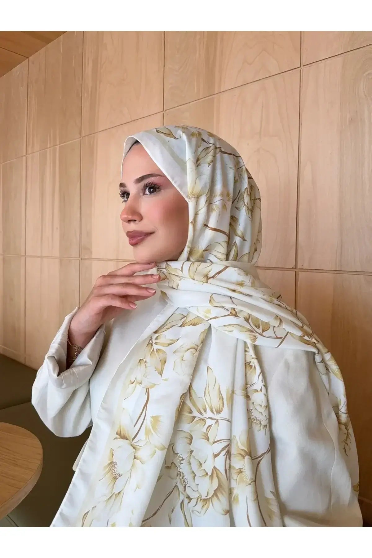 Minimalist şıklığı yansıtan kadın beyaz-gold pamuk soft şal modeli
